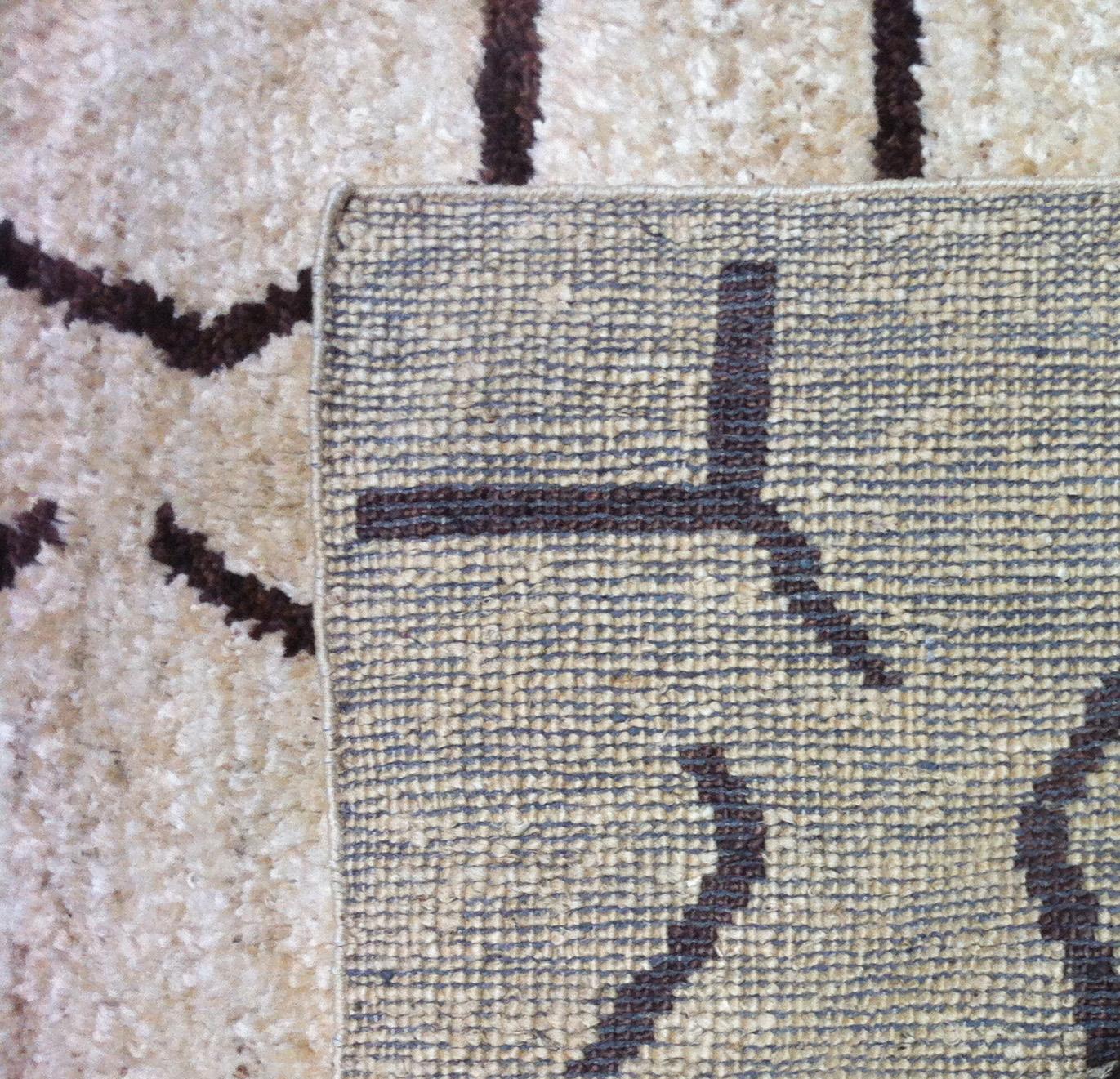 In Indien handgeknüpfter Teppich aus einer Mischung aus Wolle und Hanf nach traditionellem marokkanischem Muster. Strapazierfähig und weich, gut geeignet für ein modernes Zuhause oder Büro. 

Beige-/Sandtöne mit Holzkohle. Hergestellt mit