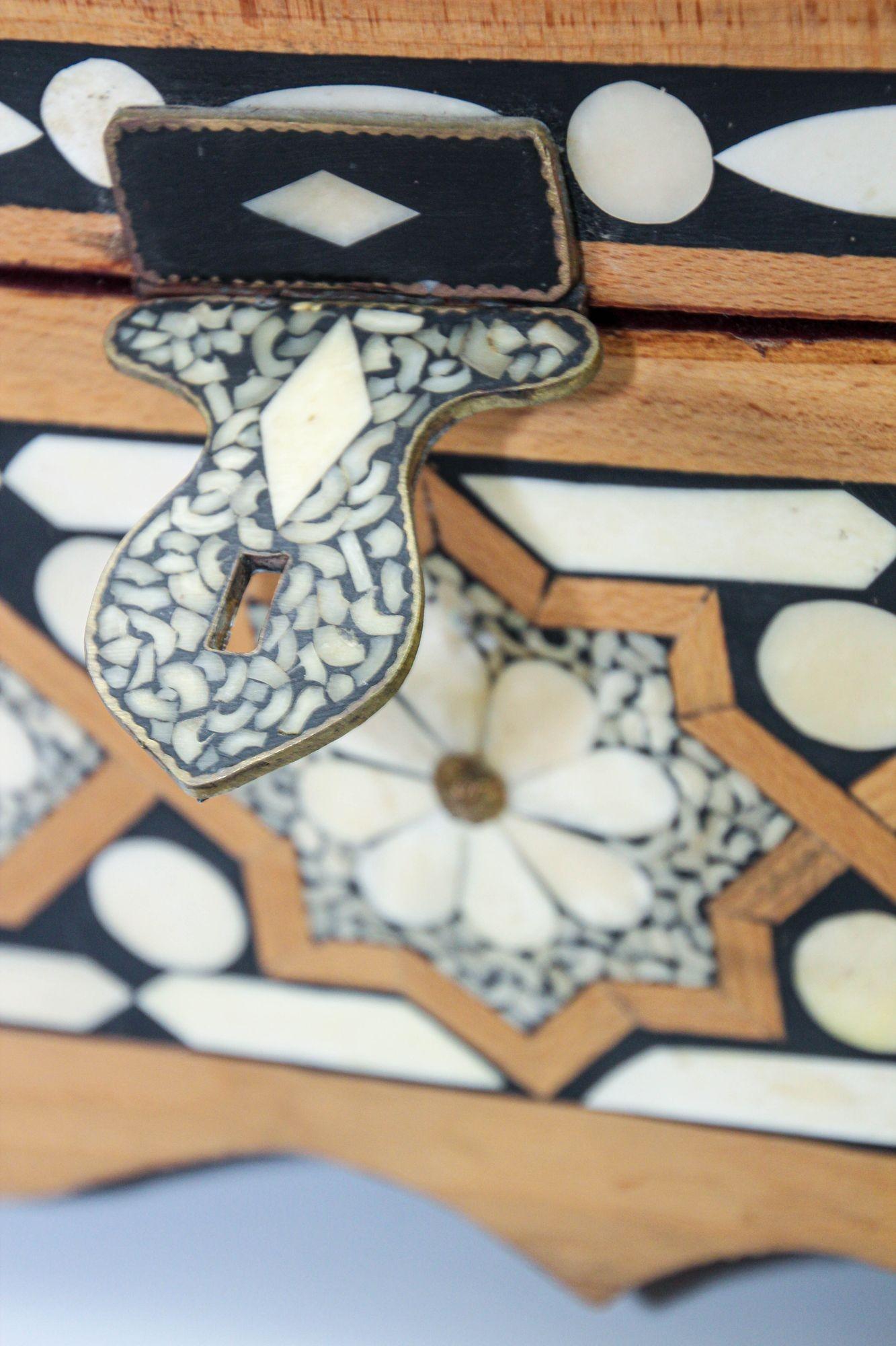 Métal Coffret d'ortie marocain rectangulaire en bois sculpté incrusté d'os de camel blanc en vente