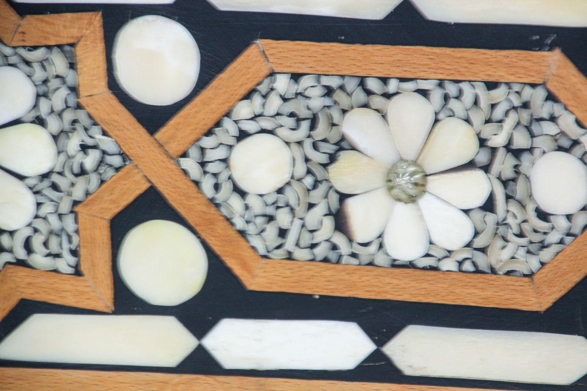 Incrusté Coffret d'ortie marocain rectangulaire en bois sculpté incrusté d'os de camel blanc en vente