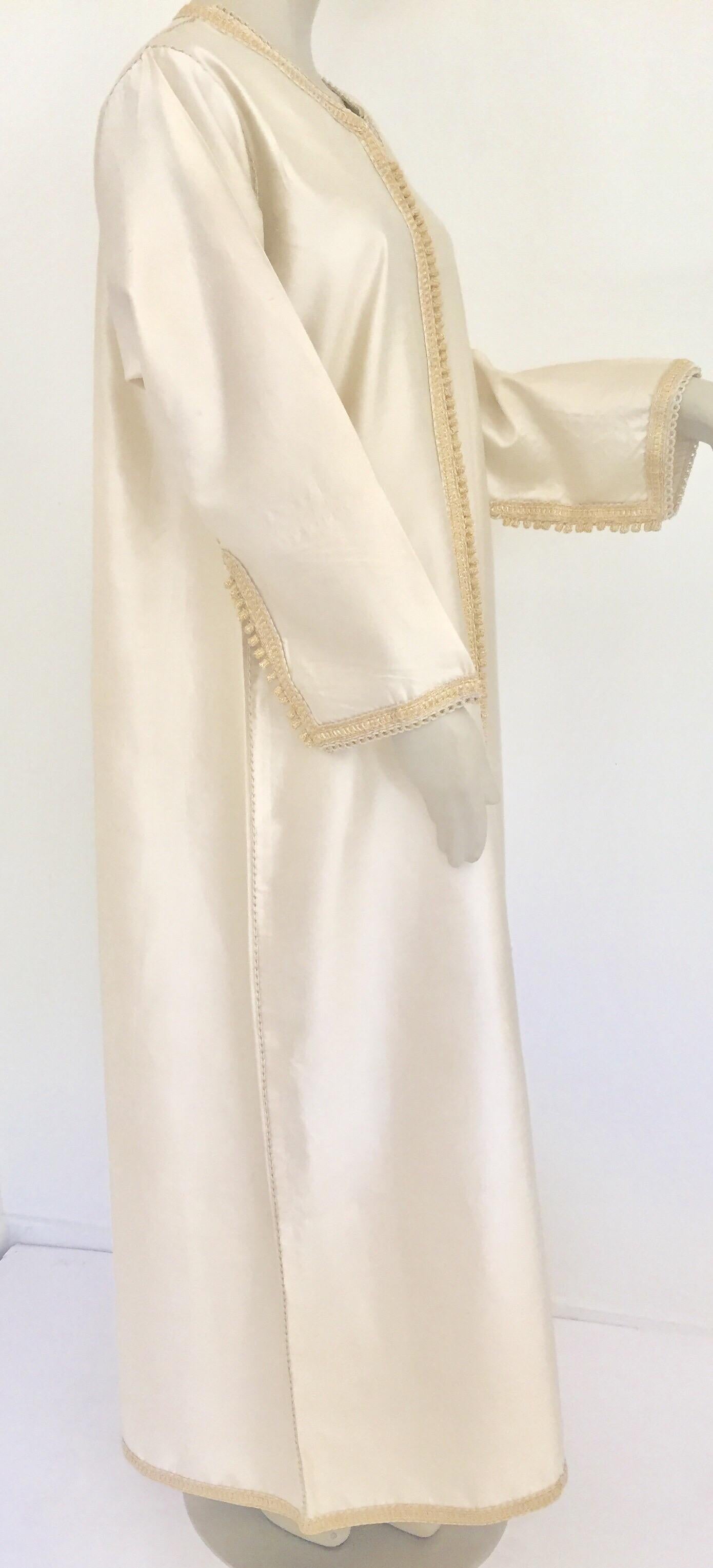 Robe longue élégante et luxueuse robe caftan en soie Dupiono du Maroc en vente 7