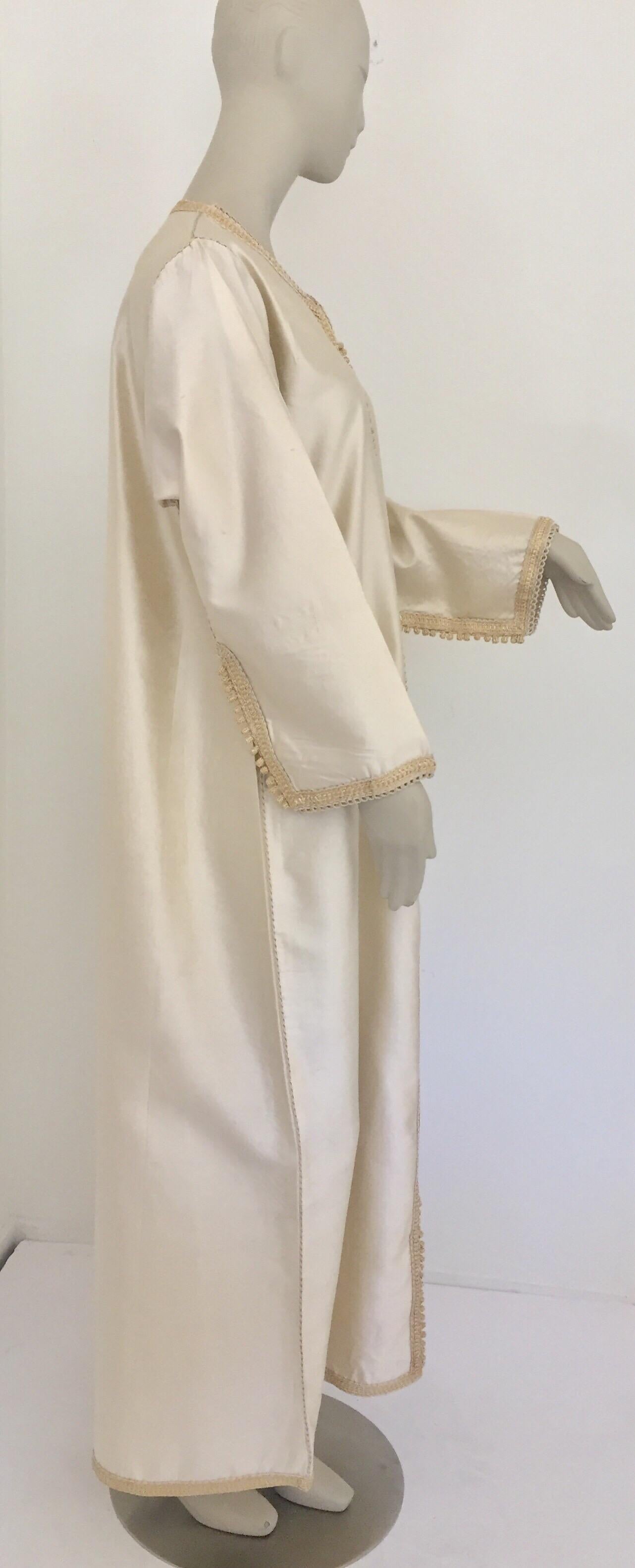 Robe longue élégante et luxueuse robe caftan en soie Dupiono du Maroc en vente 8