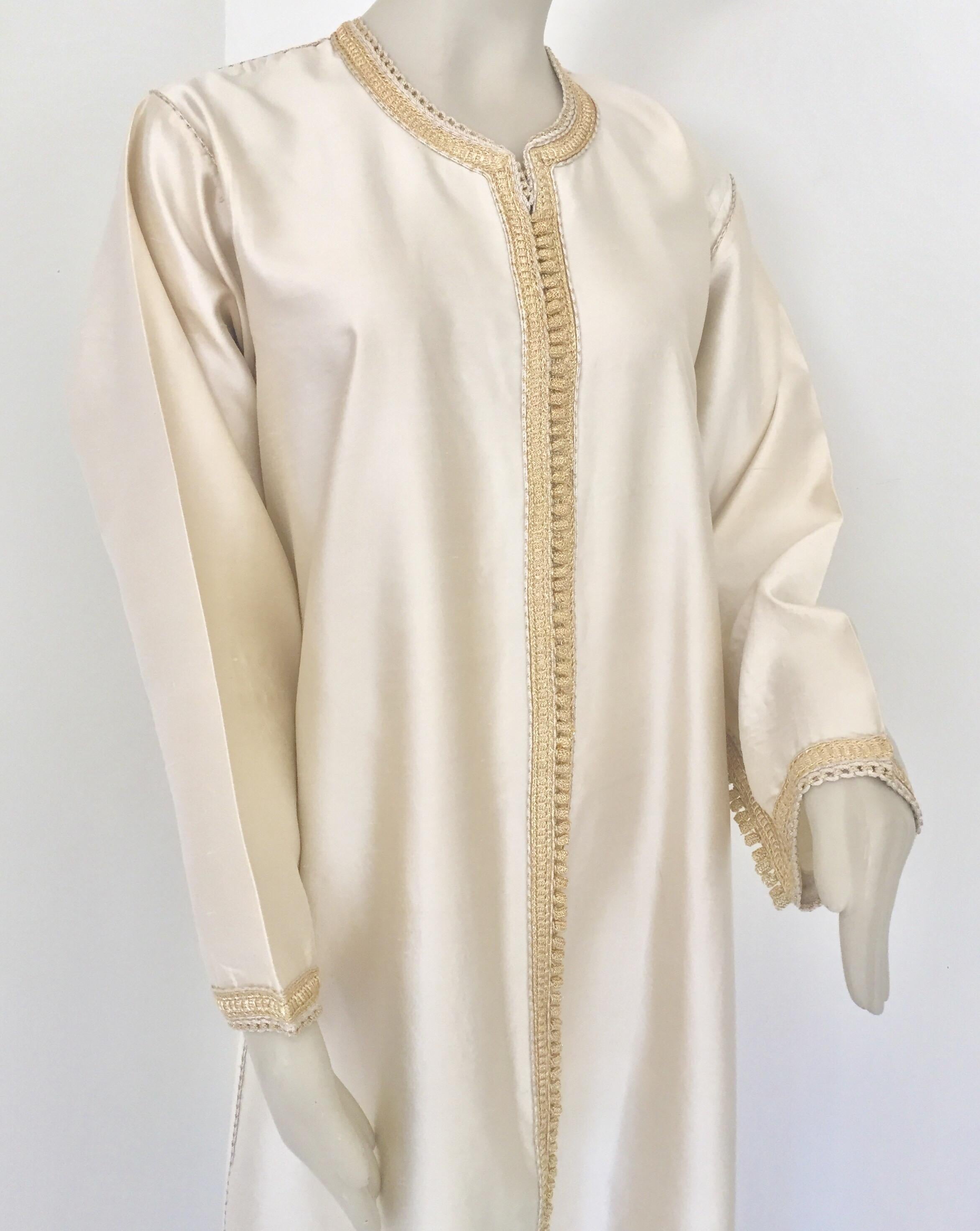 Élégante robe marocaine en caftan de luxe en soie.
Superbe tissu classique et élégant en soie Dupioni de couleur ivoire. Léger et facile à porter à la maison ou à une fête.
Ce caftan à la robe longue et longue est brodé et embelli entièrement à la