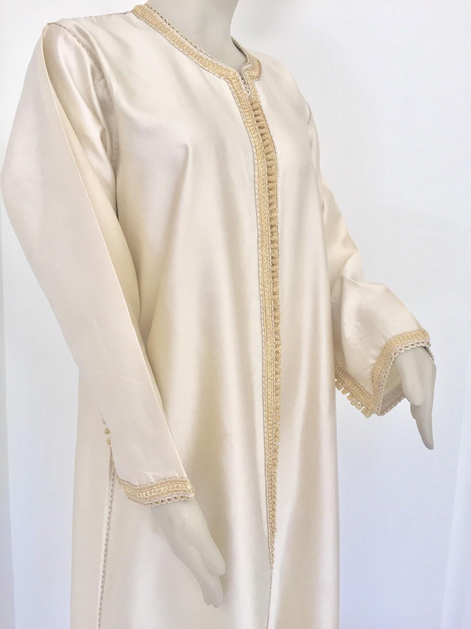 Marocain Robe longue élégante et luxueuse robe caftan en soie Dupiono du Maroc en vente