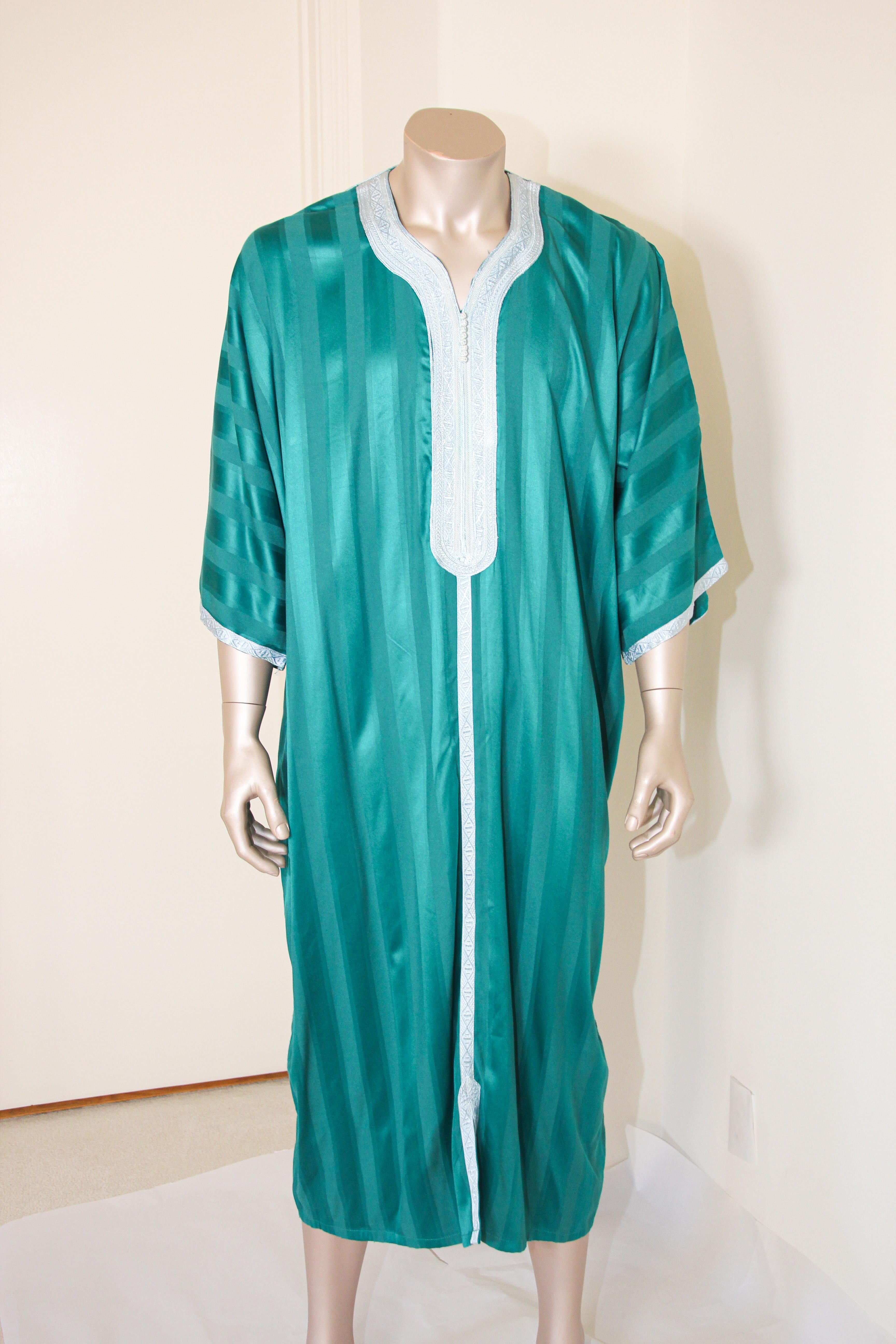 Caftan marocain vintage vert émeraude embelli d'une bordure brodée.
Au Maroc, la mode conserve son style traditionnel hérité des grandes civilisations qui ont trouvé leur chemin vers l'Afrique du Nord-Ouest, comme les Ottomans et les Maures.
La