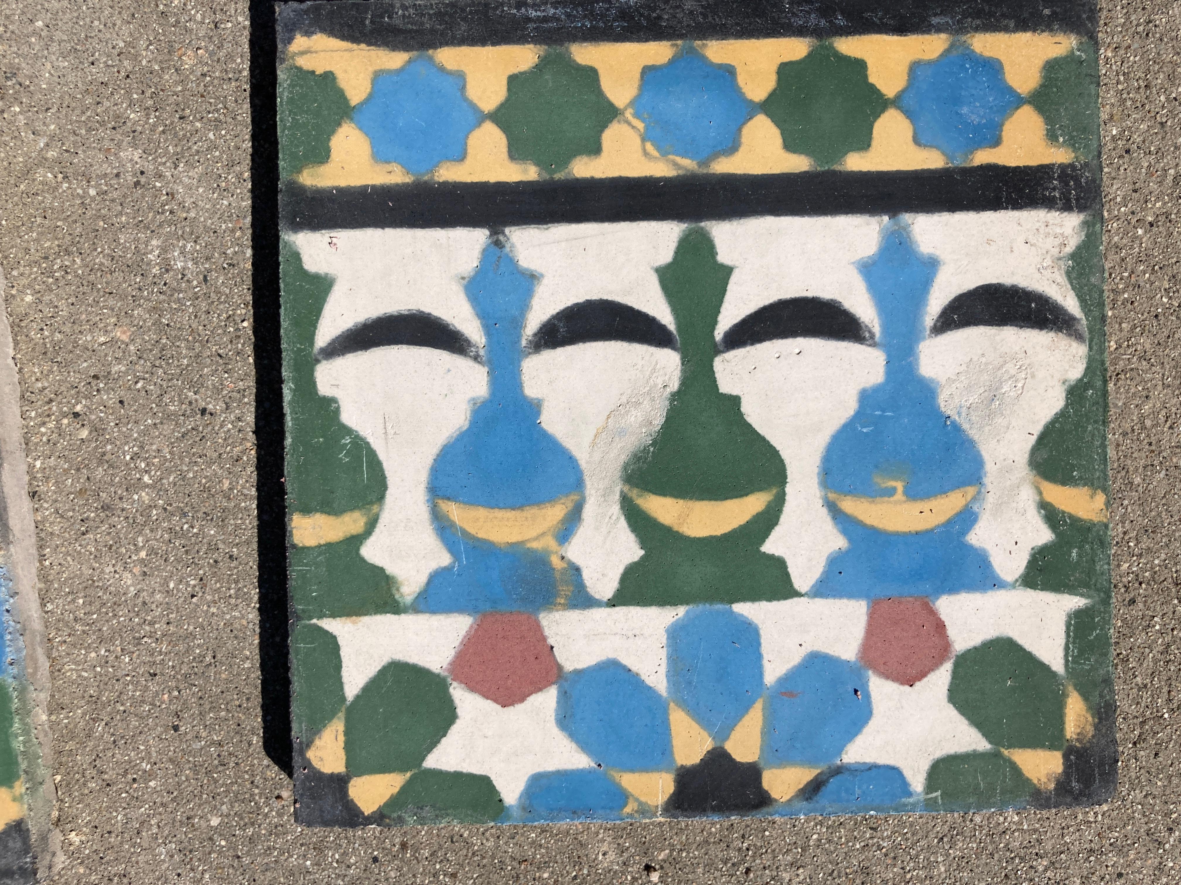 Marokkanische, handgefertigte Zementfliese mit traditionellem maurischem Design aus Fez.
Es handelt sich um authentische marokkanische Enkaustikfliesen, die von Kunsthandwerkern in Fez, Marokko, handgefertigt wurden.
Dies ist das traditionelle