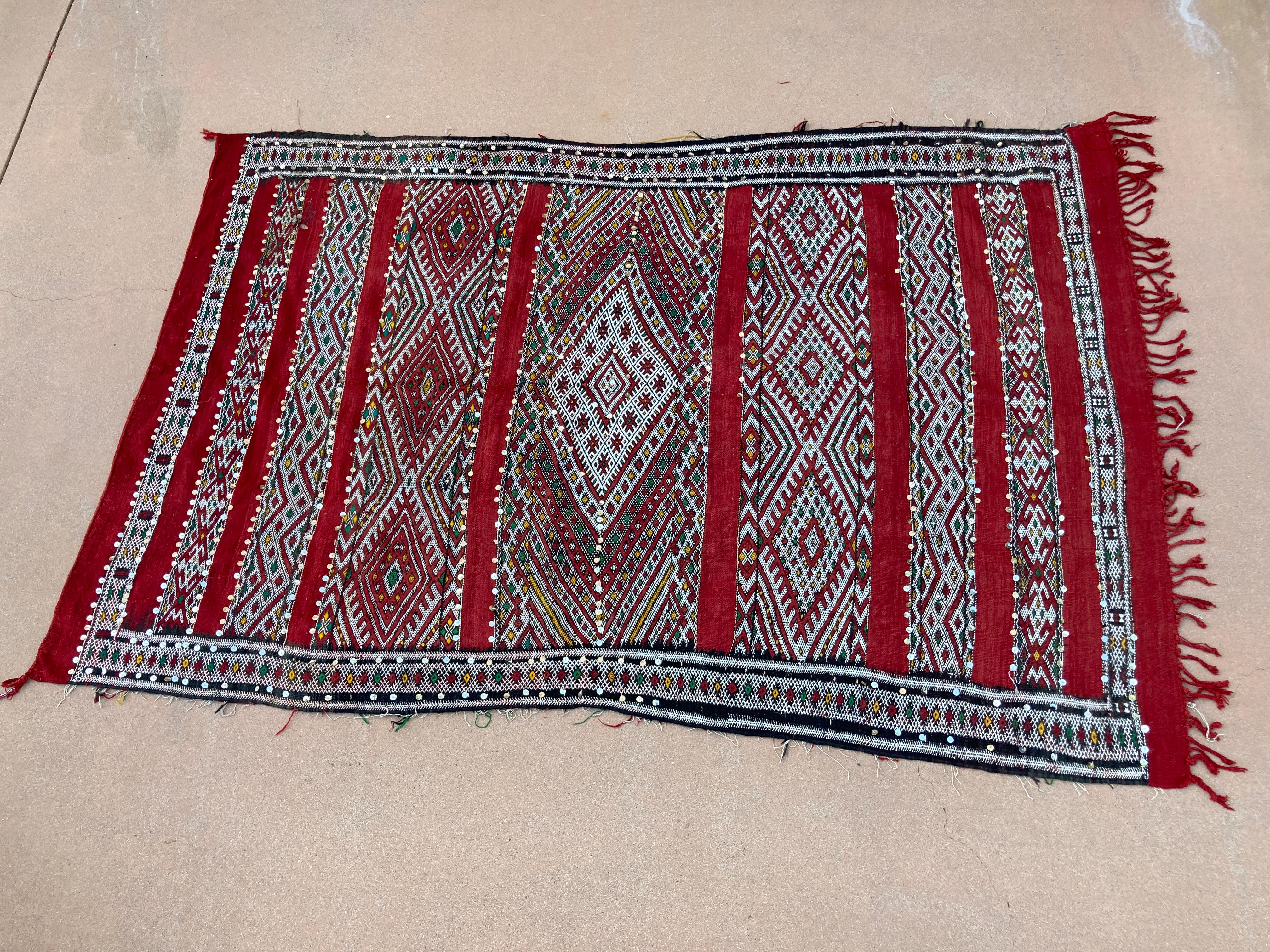 1960s authentic Moroccan tribal wedding rug with sequins North Africa, Handira. Handwoven vintage Moroccan Berber Tribal Handira ethnic textile.
Moroccan Bohemian style rug, handwoven by the Berber women of the Zemmour tribe for their wedding day.