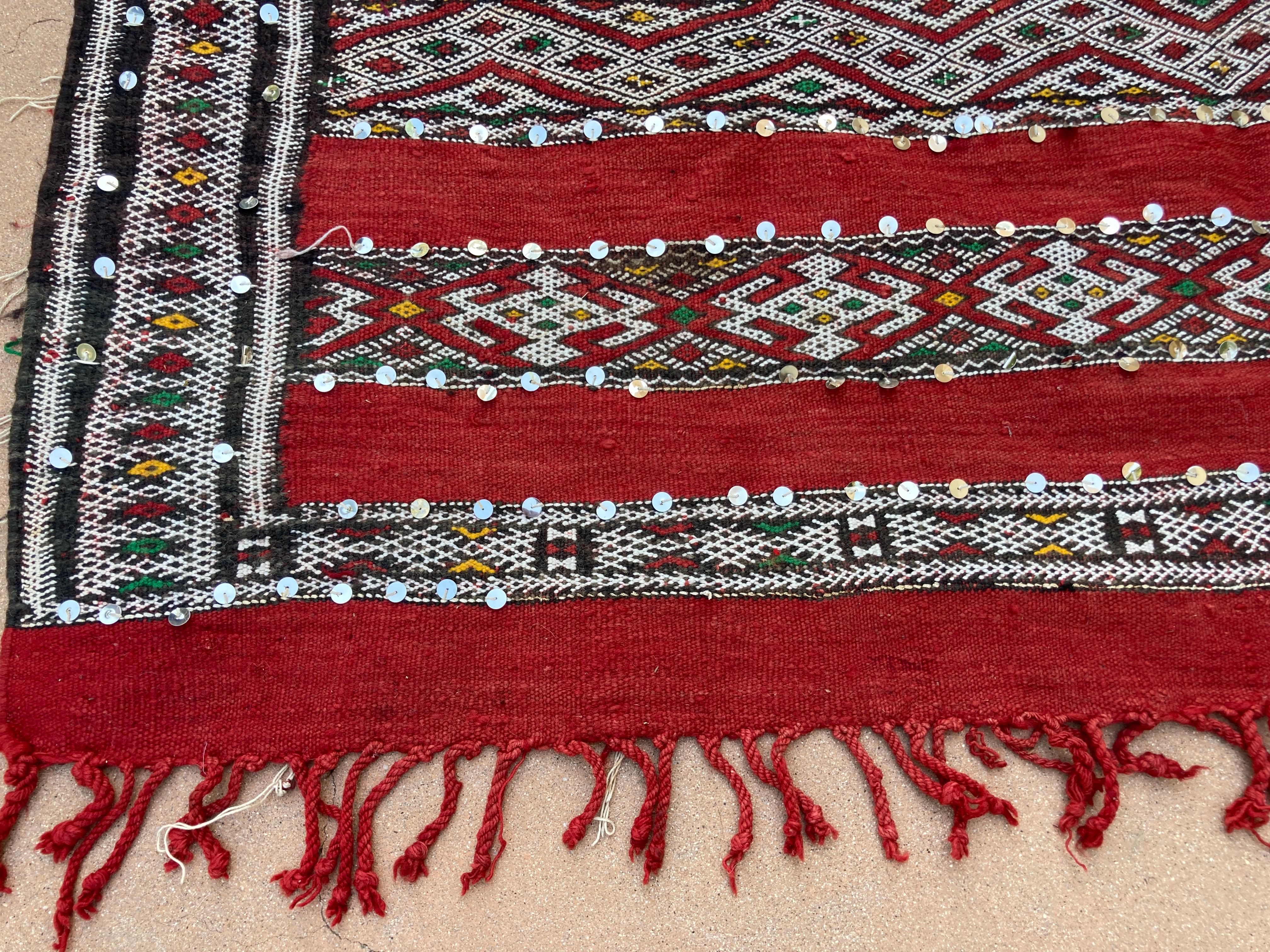 1960 Auténtica Alfombra Étnica Marroquí con Lentejuelas África del Norte, Handira siglo XX en venta
