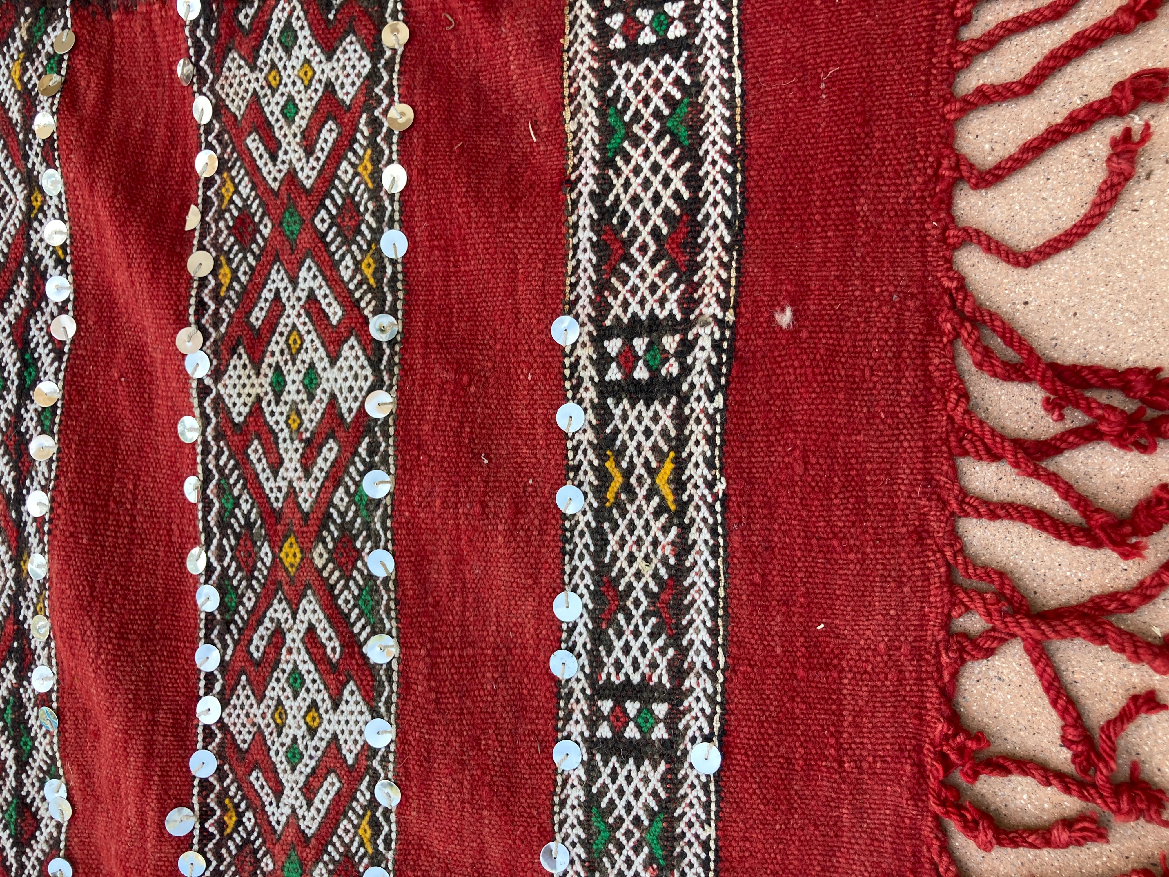 1960 Auténtica Alfombra Étnica Marroquí con Lentejuelas África del Norte, Handira en venta 2