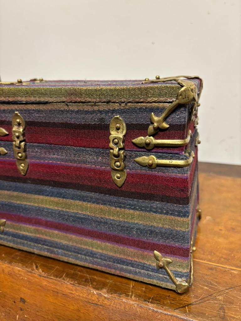 Caja marroquí de tela con monturas de latón en venta 5