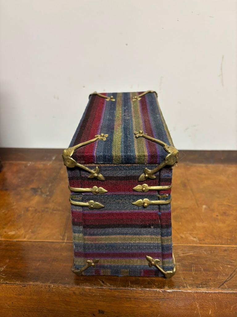 Caja marroquí de tela con monturas de latón en venta 7