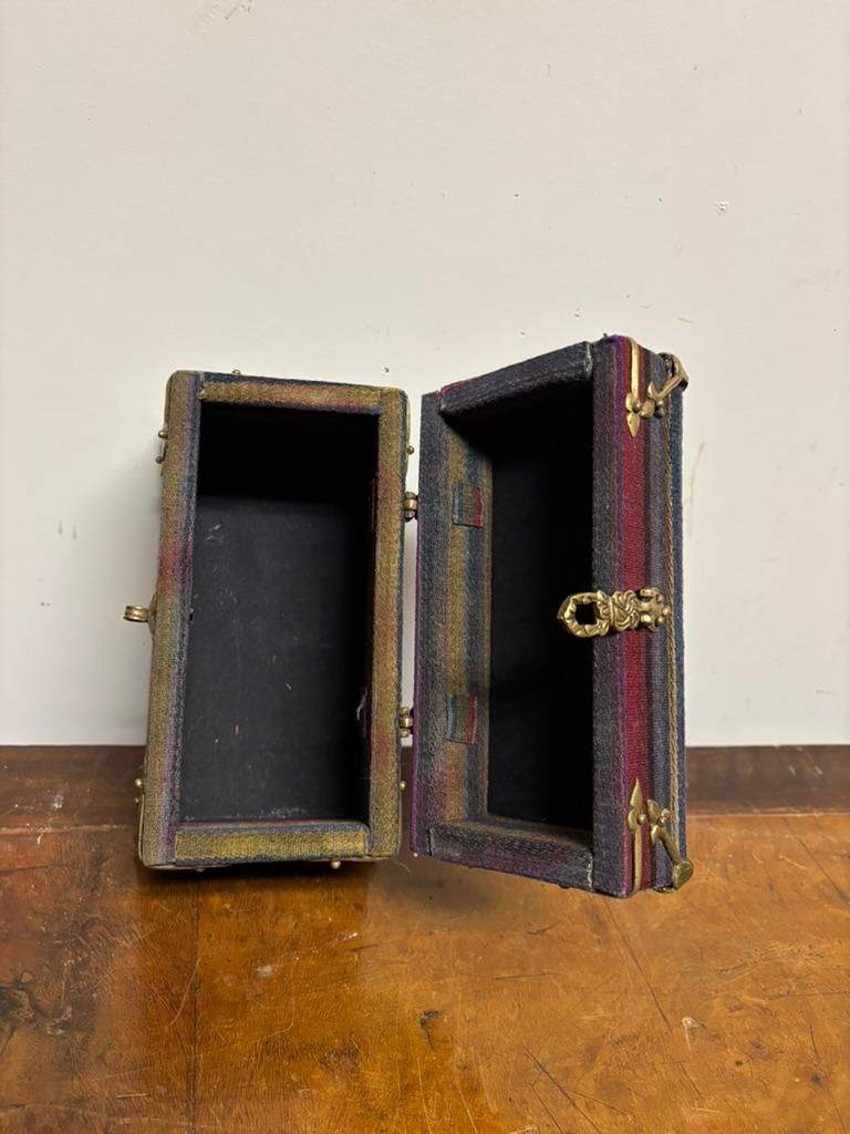 Caja marroquí de tela con monturas de latón en venta 8