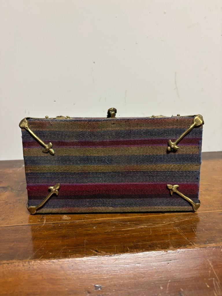 Caja marroquí de tela con monturas de latón en venta 9