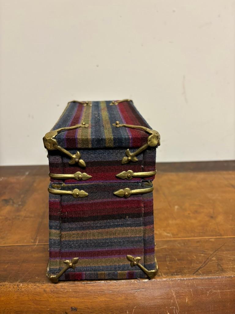 Caja marroquí de tela con monturas de latón Otro en venta