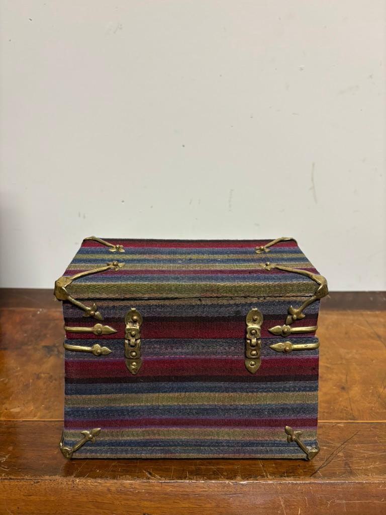 Caja marroquí de tela con monturas de latón siglo XX en venta