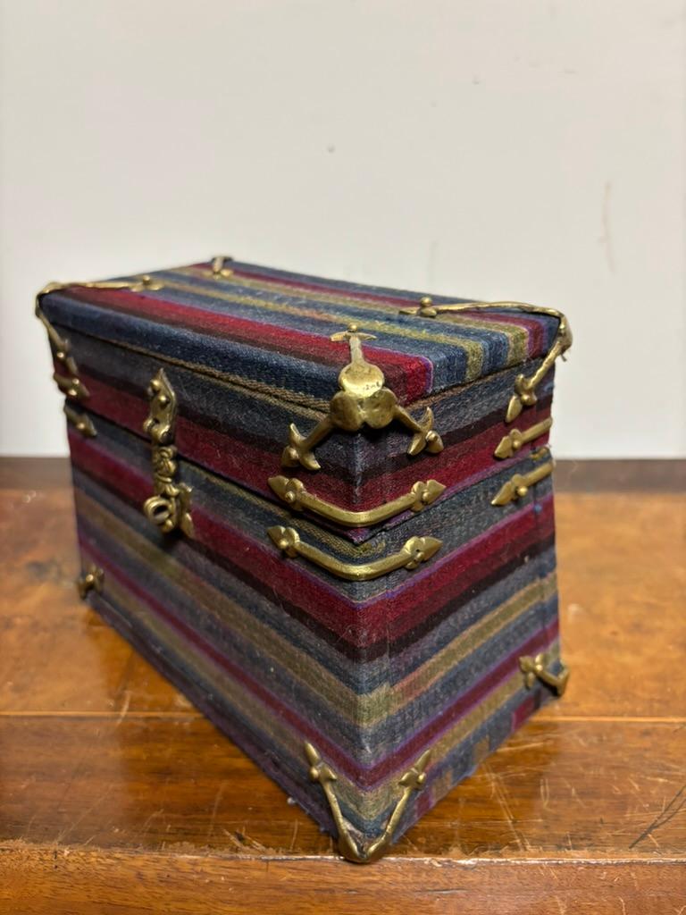 Caja marroquí de tela con monturas de latón Tela en venta