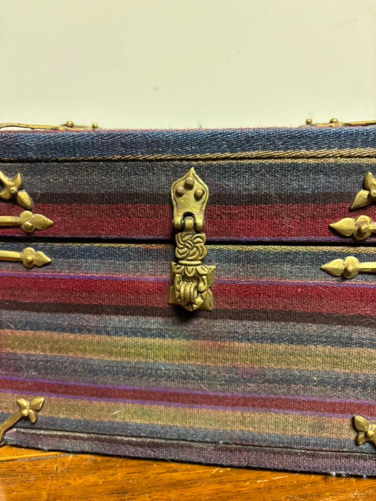 Caja marroquí de tela con monturas de latón en venta 1