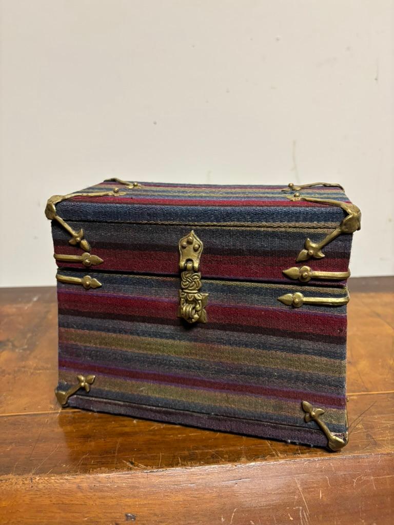 Caja marroquí de tela con monturas de latón en venta 2