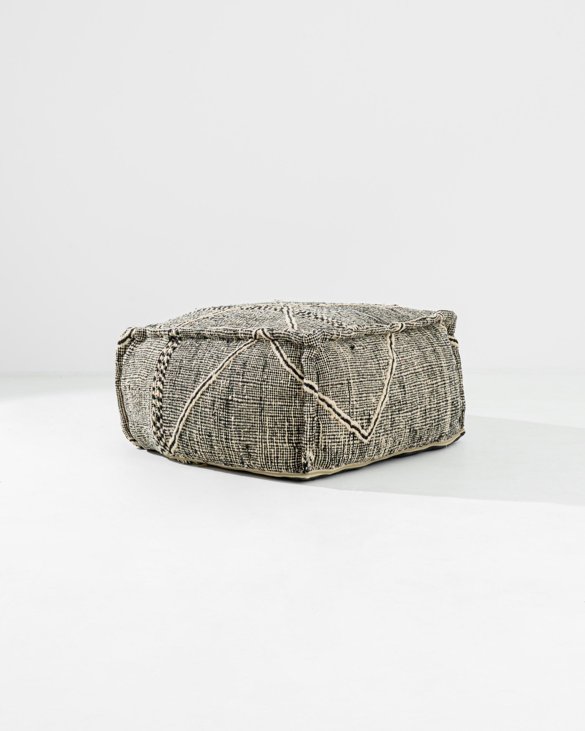 Marokkanischer Stoff Zanafi Schwarz-Weiß Pouf - Schwarz/Weiß im Zustand „Neu“ in High Point, NC
