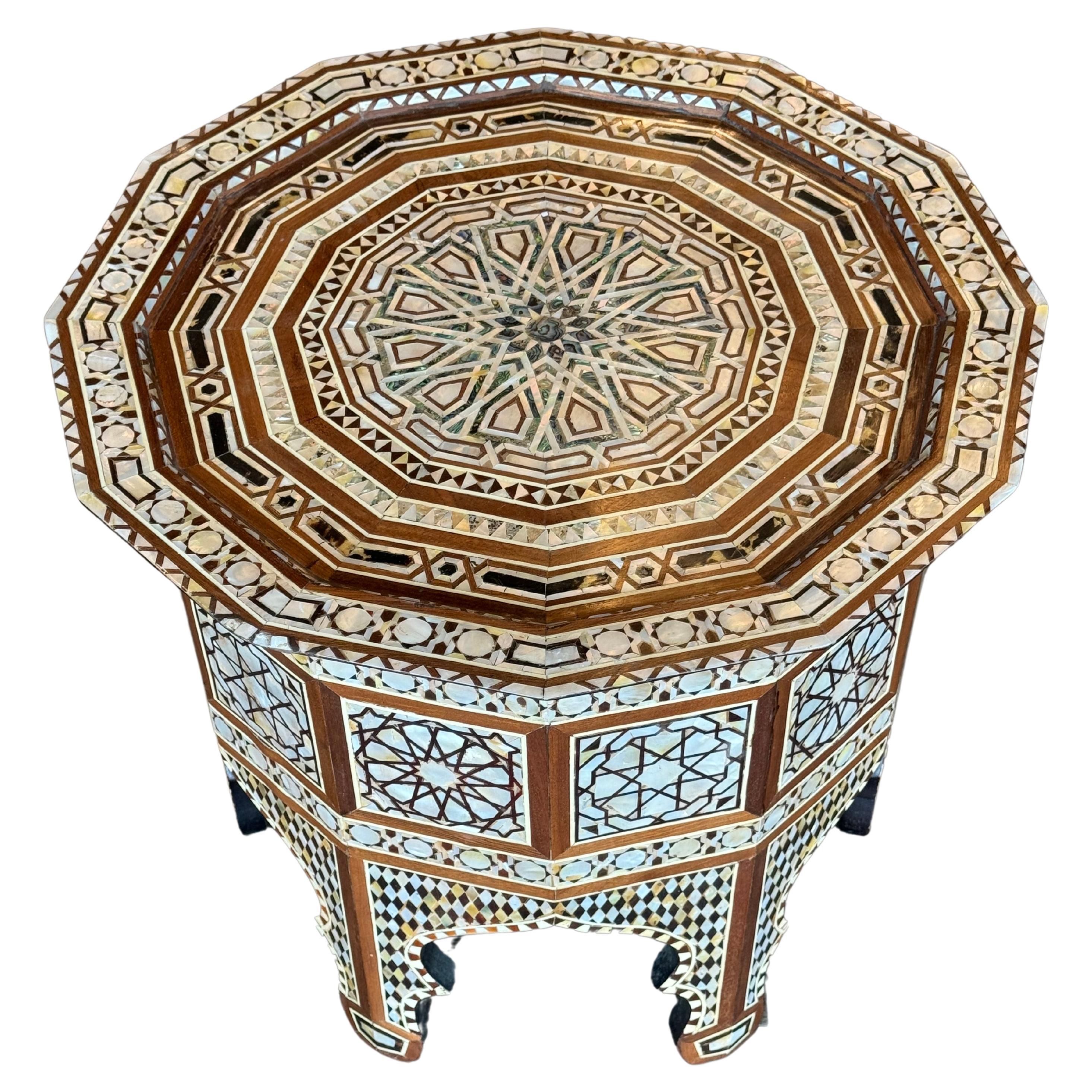 Table basse hexagonale mauresque  
Fabriqué avec des pierres précieuses ivoire et turquoise
Trouvaille antique spéciale, unique en son genre, provenant de Martyn Lawrence Bullard.



