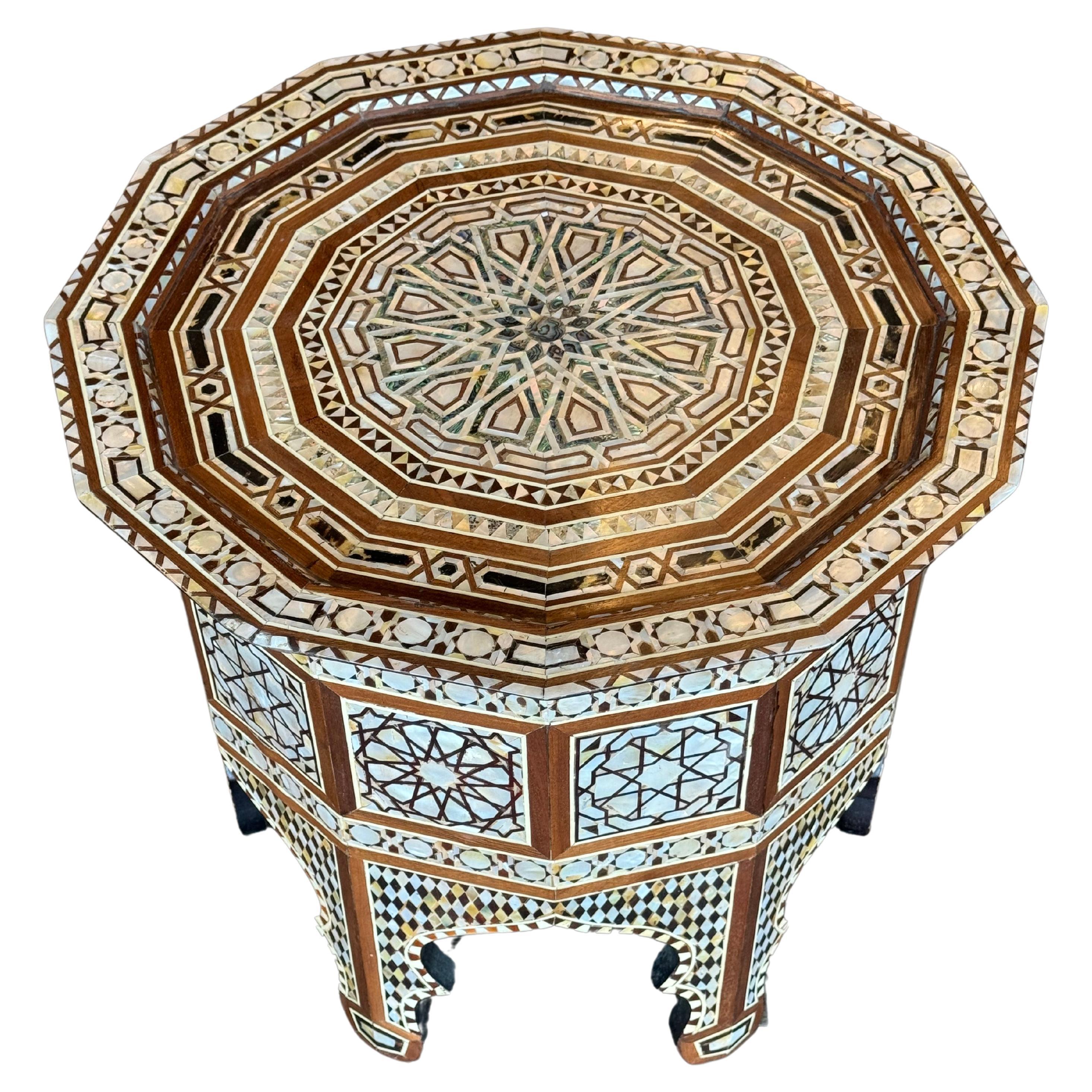 Tavolino da caffè esagonale moresco  
Realizzato con pietre preziose di Avorio e Turchese
Un reperto d'antiquariato speciale, unico nel suo genere, reperito da Martyn Lawrence Bullard



