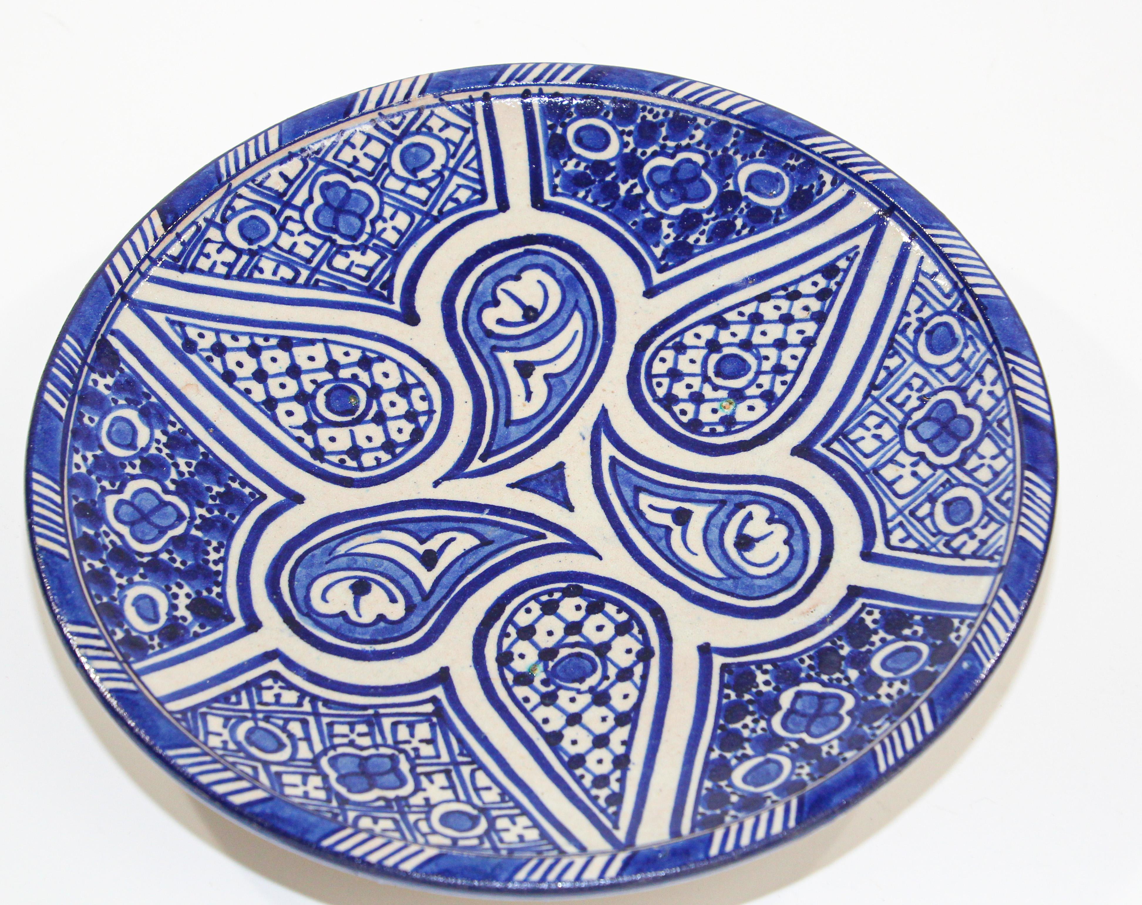 Moroccan handcrafted ceramic plate hand painted in blue and white geometric Moorish designs from Fez Morocco.
Could be use as a wall hanging ceramic decorative plate or used to display fruits.
Size: 10