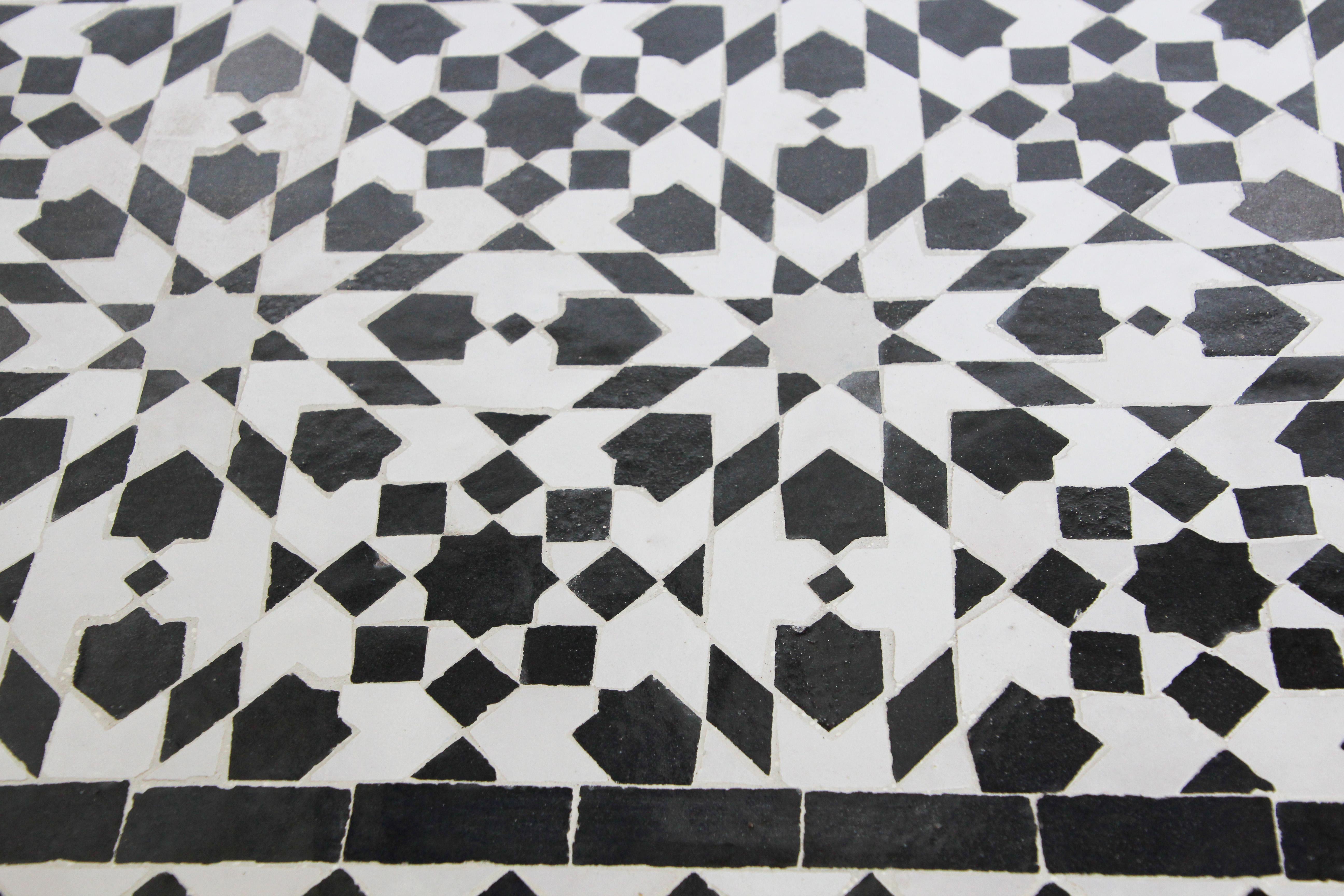 Table marocaine en mosaïque de Fez avec carreaux noirs et blancs en vente 11