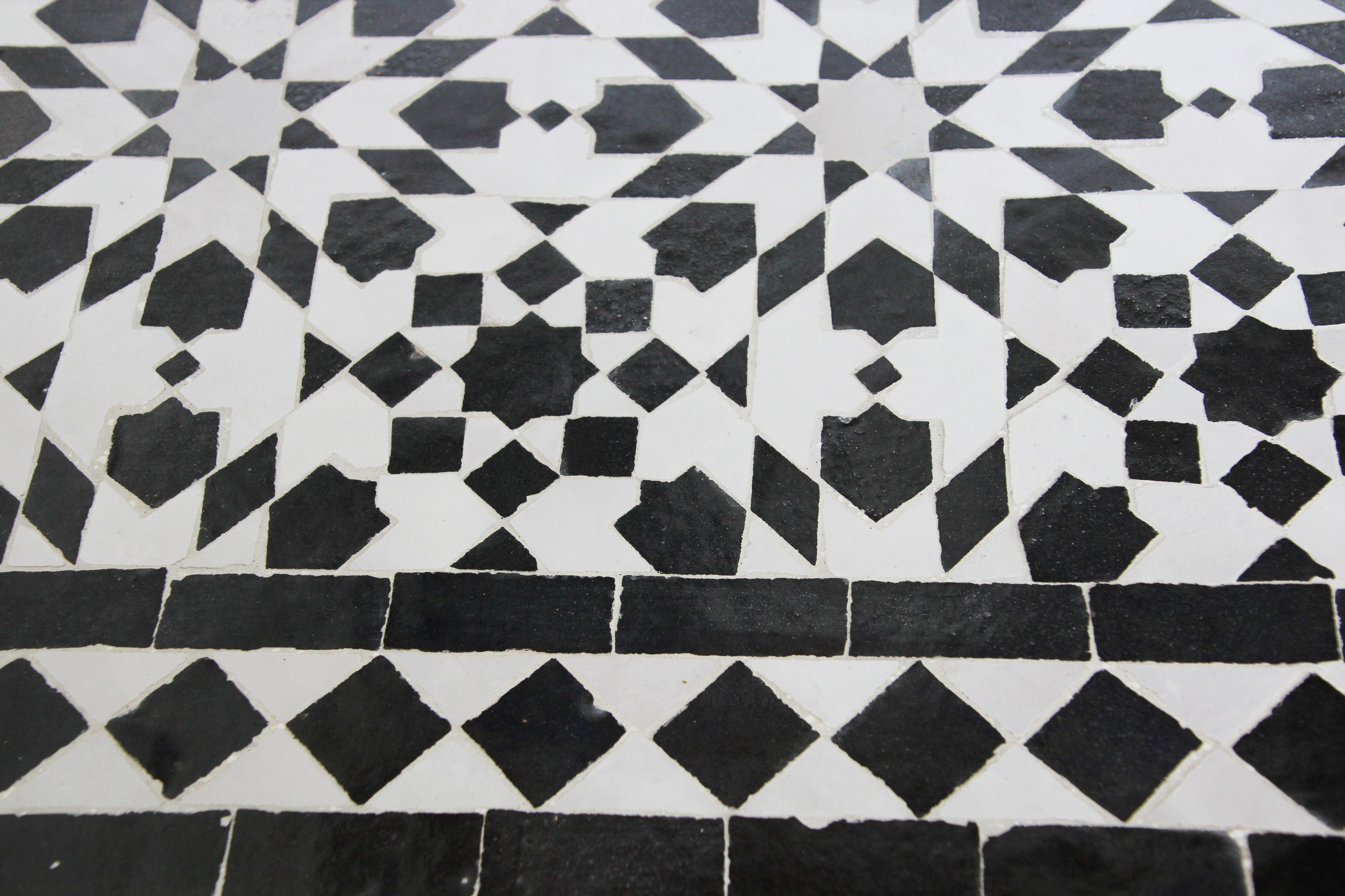 Marokkanischer Fez-Mosaik-Tisch mit schwarzen und weißen Kacheln im Angebot 14