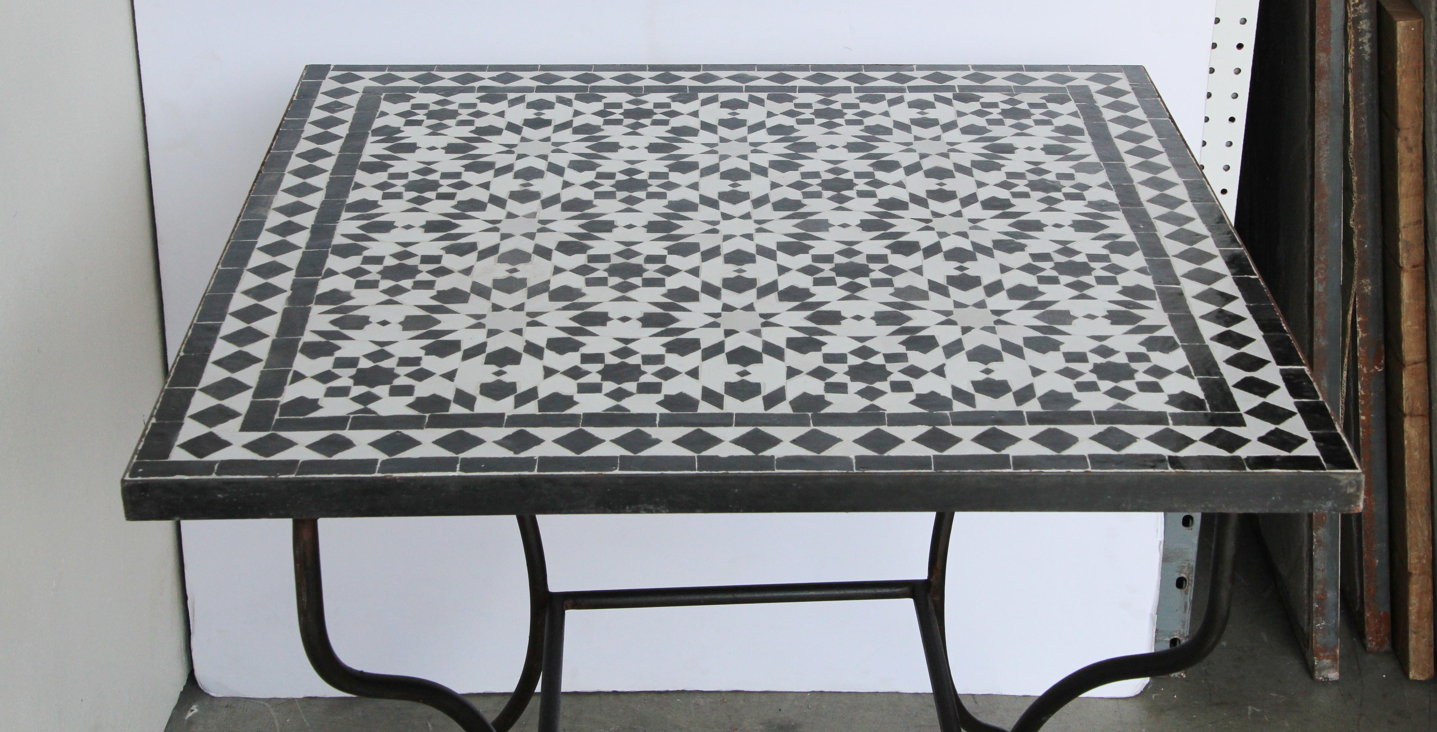 Marokkanischer Fez-Mosaik-Tisch mit schwarzen und weißen Kacheln (Maurisch) im Angebot