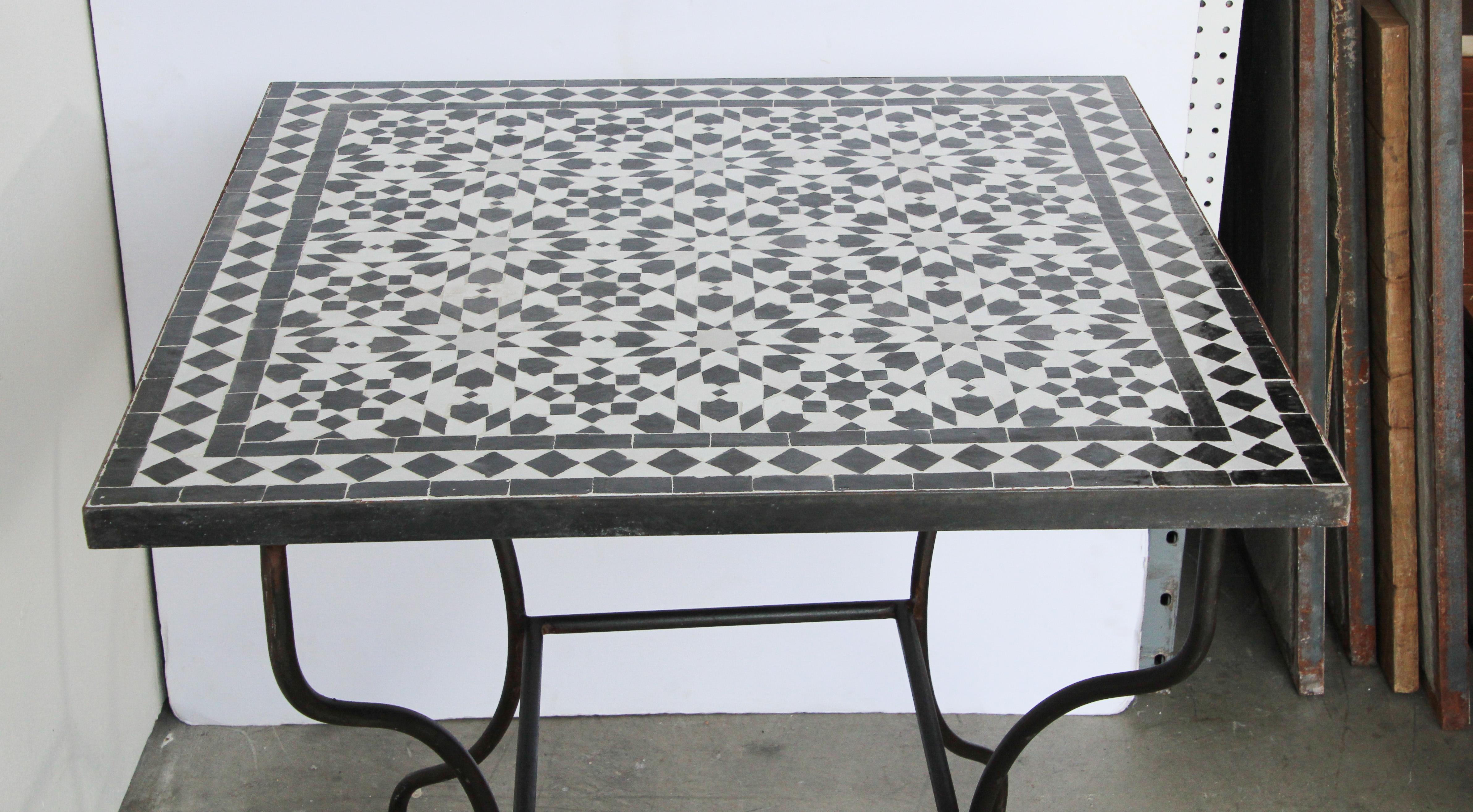 Marokkanischer Fez-Mosaik-Tisch mit schwarzen und weißen Kacheln im Zustand „Gut“ im Angebot in North Hollywood, CA