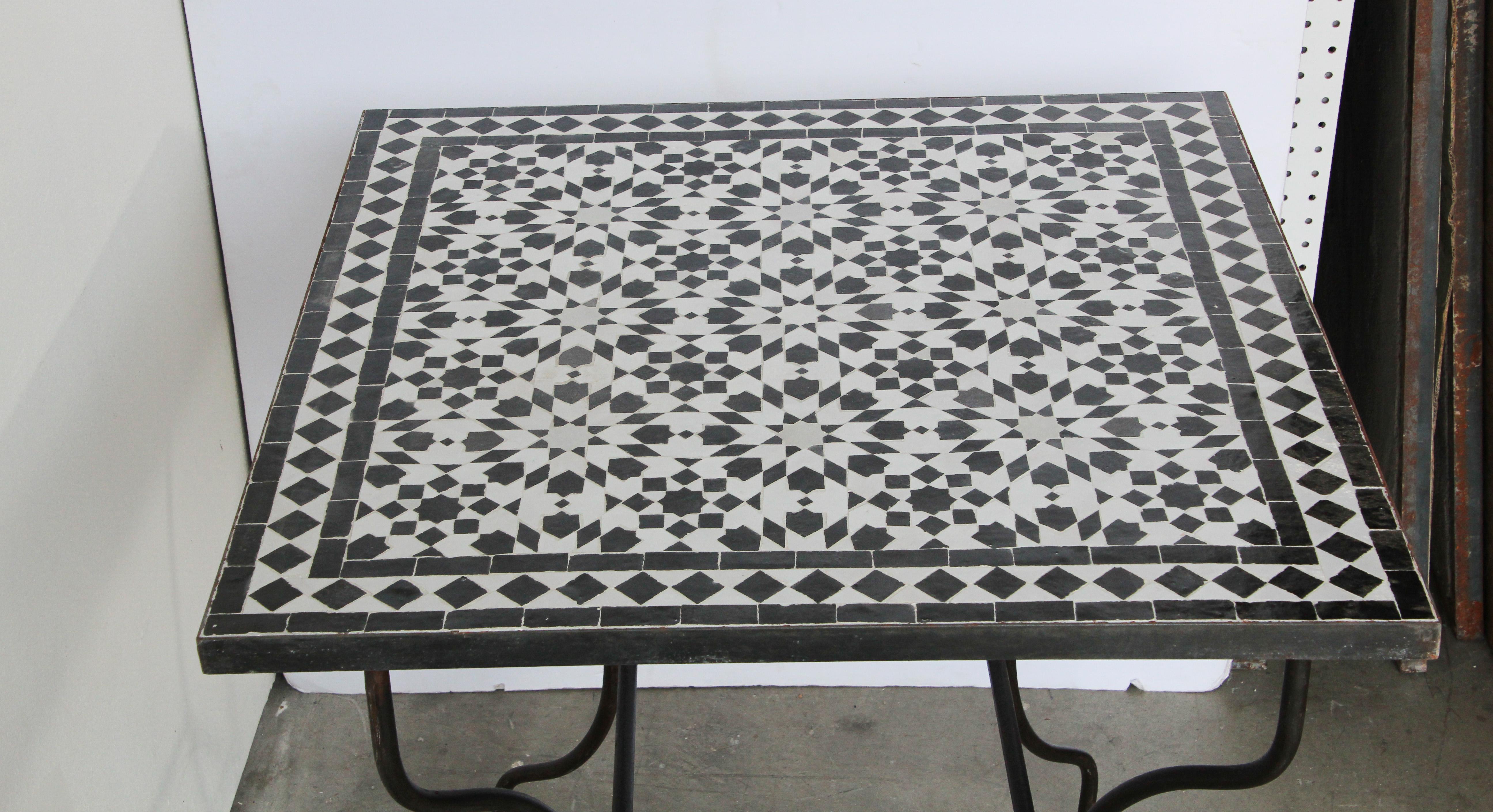 Mosaïque Table marocaine en mosaïque de Fez avec carreaux noirs et blancs en vente