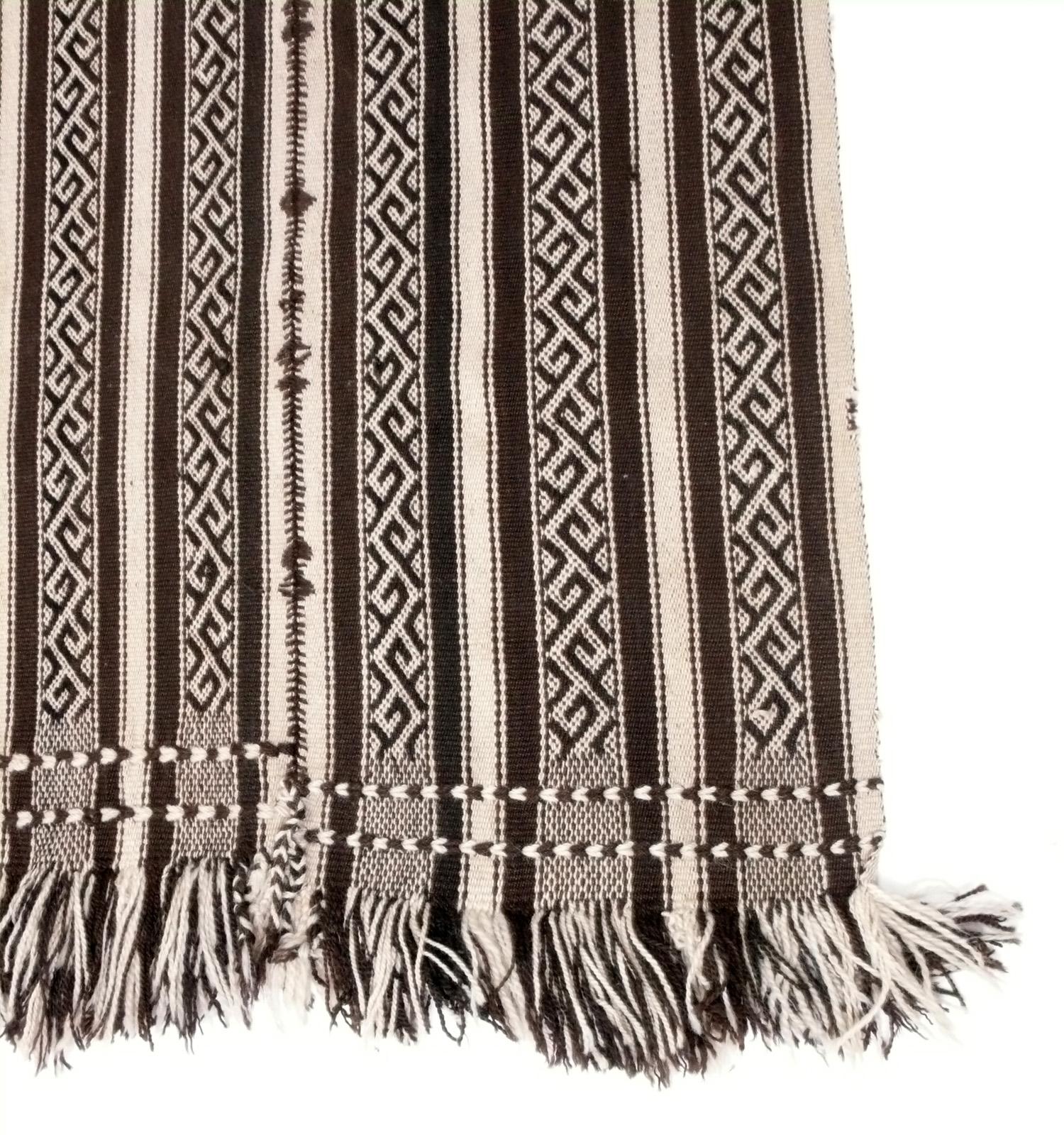 Tribal Tapis marocain en laine tissée à plat 69 po. x 55 po. Magnifique motif rayé  en vente