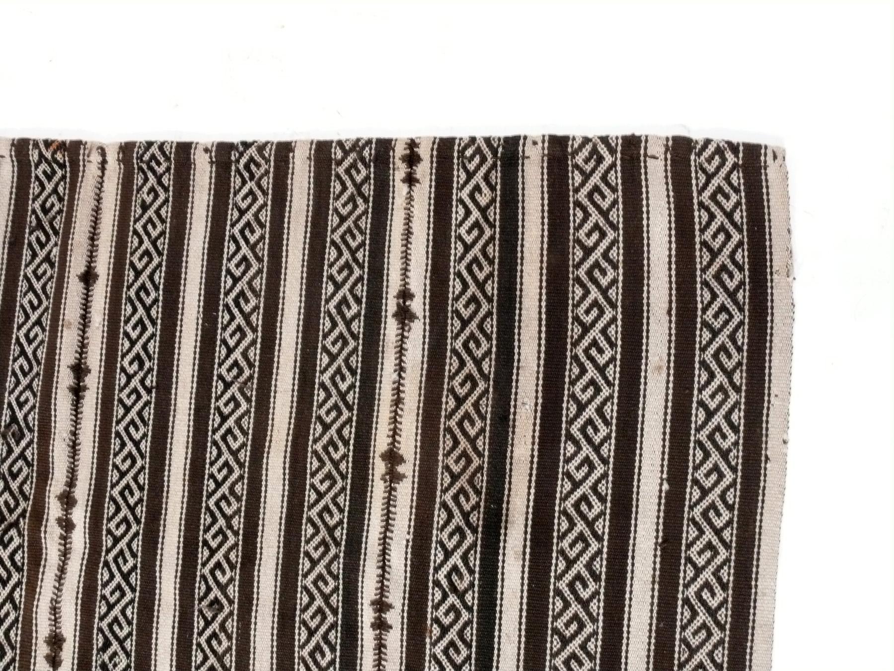 Marocain Tapis marocain en laine tissée à plat 69 po. x 55 po. Magnifique motif rayé  en vente
