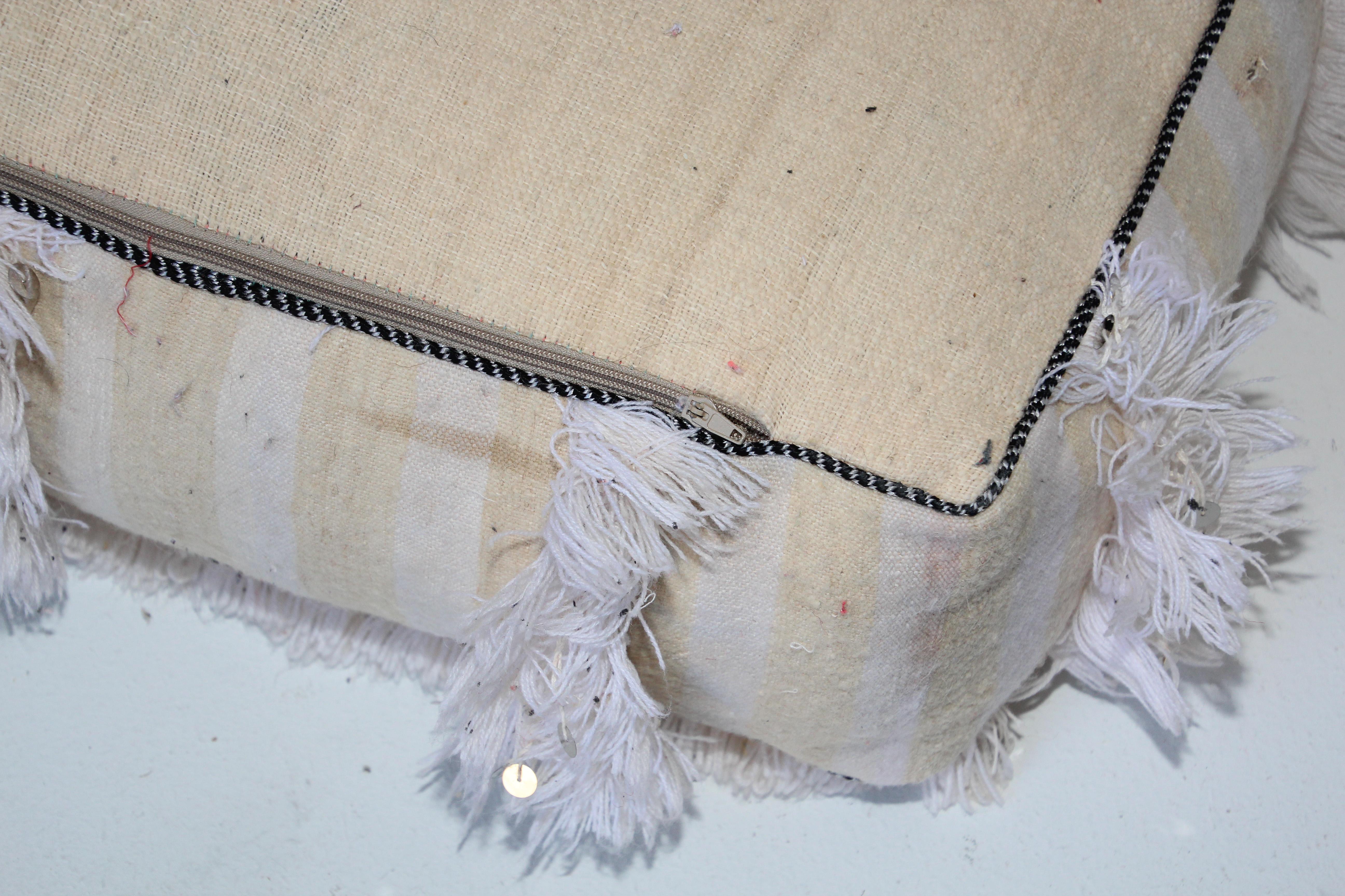Coussin de sol marocain pouf bohème avec paillettes argentées et longues franges en vente 2