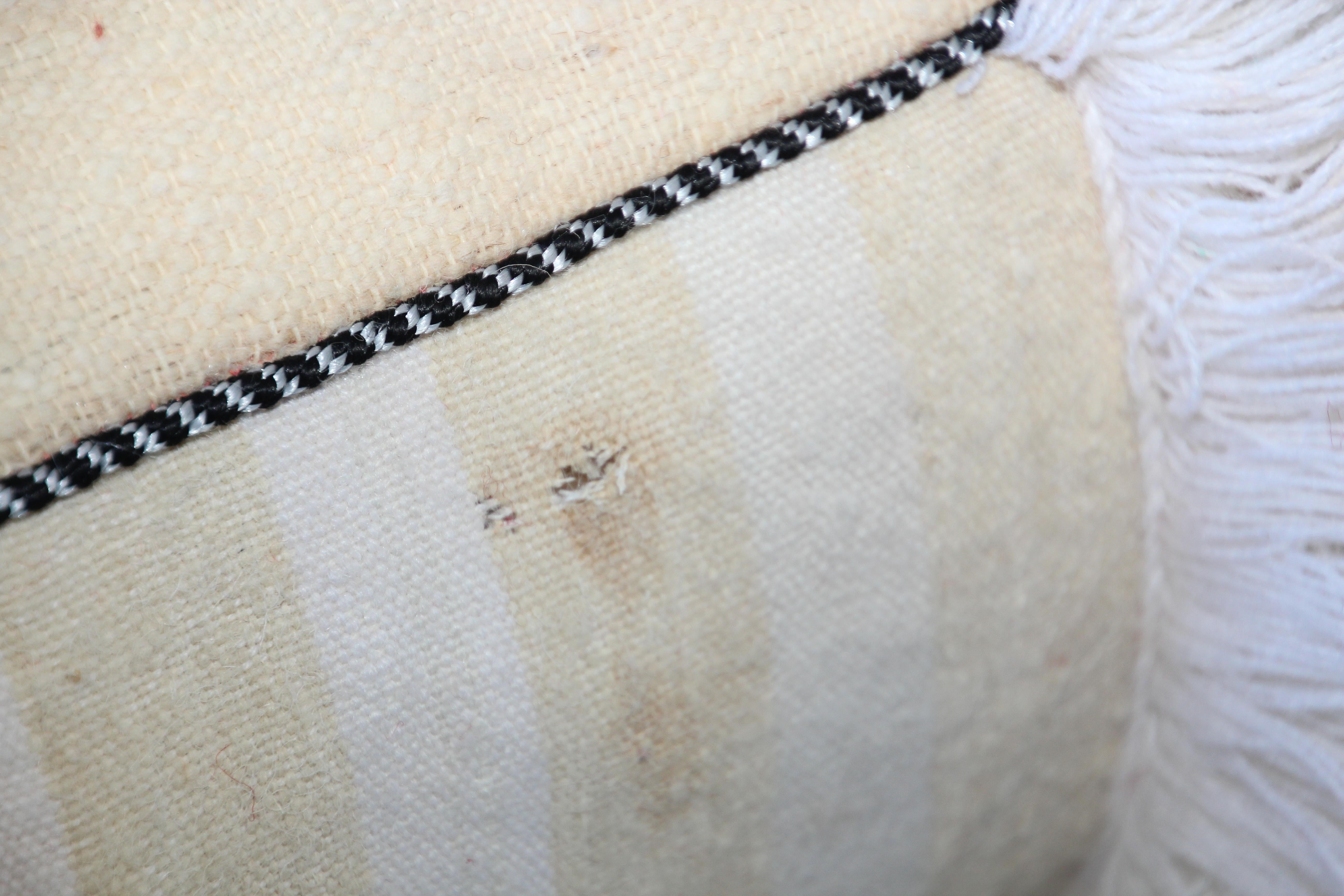Coussin de sol marocain pouf bohème avec paillettes argentées et longues franges en vente 3