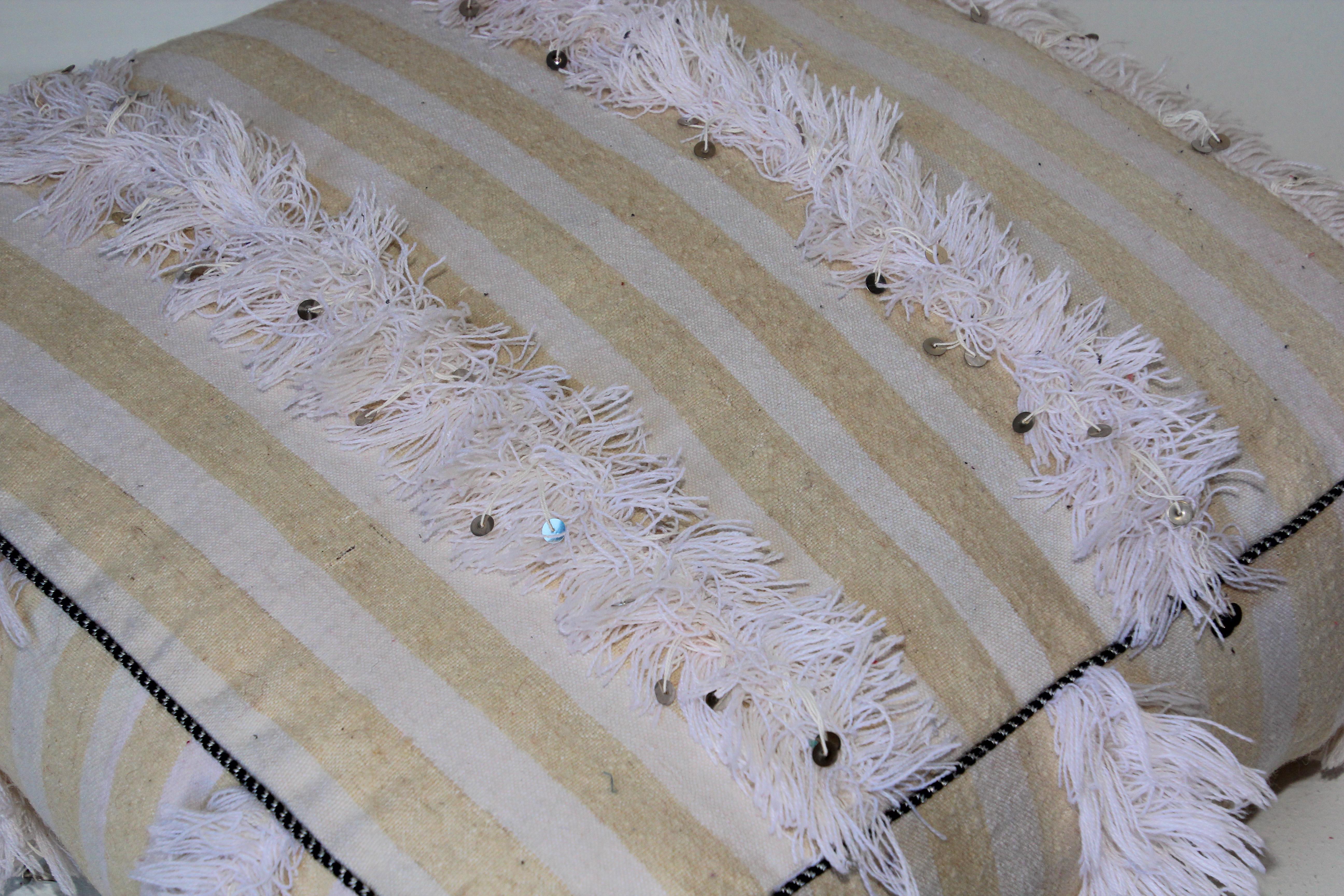 Coussin de sol marocain pouf bohème avec paillettes argentées et longues franges Bon état - En vente à North Hollywood, CA