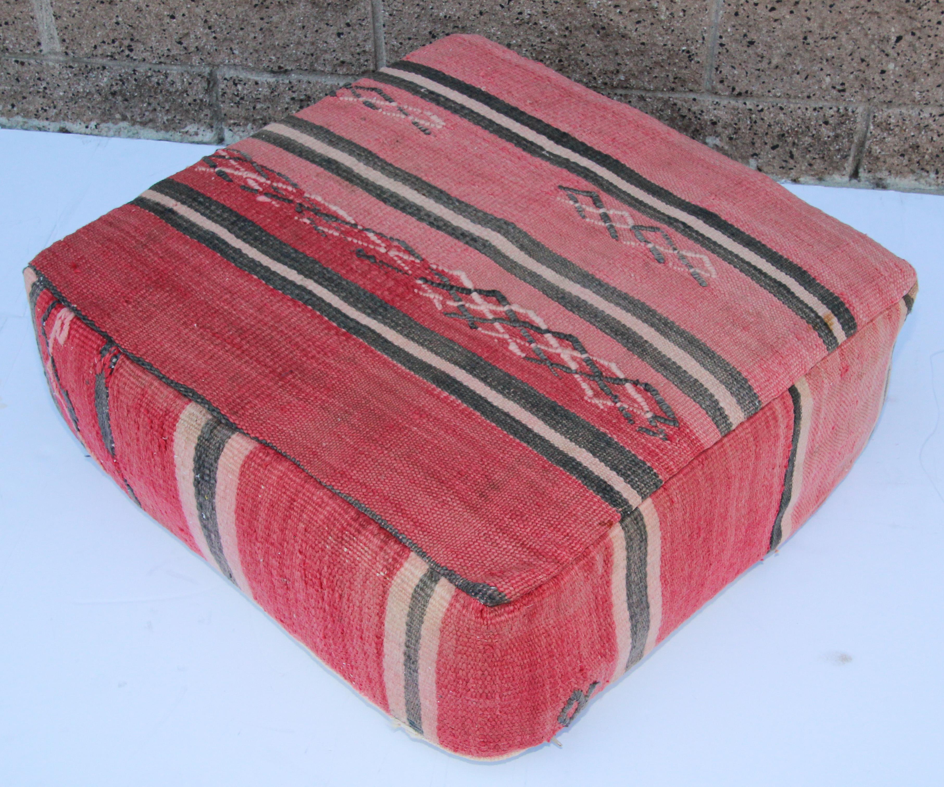 Marokkanisches Vintage-Sitzkissen aus einem Berber-Stammesteppich.
Quadratische Form mit schönen verblassten Erdtönen für die Oberseite und satten warmen Streifenfarben für die Unterseite.
Eine tolle Ergänzung für jede böhmische oder moderne