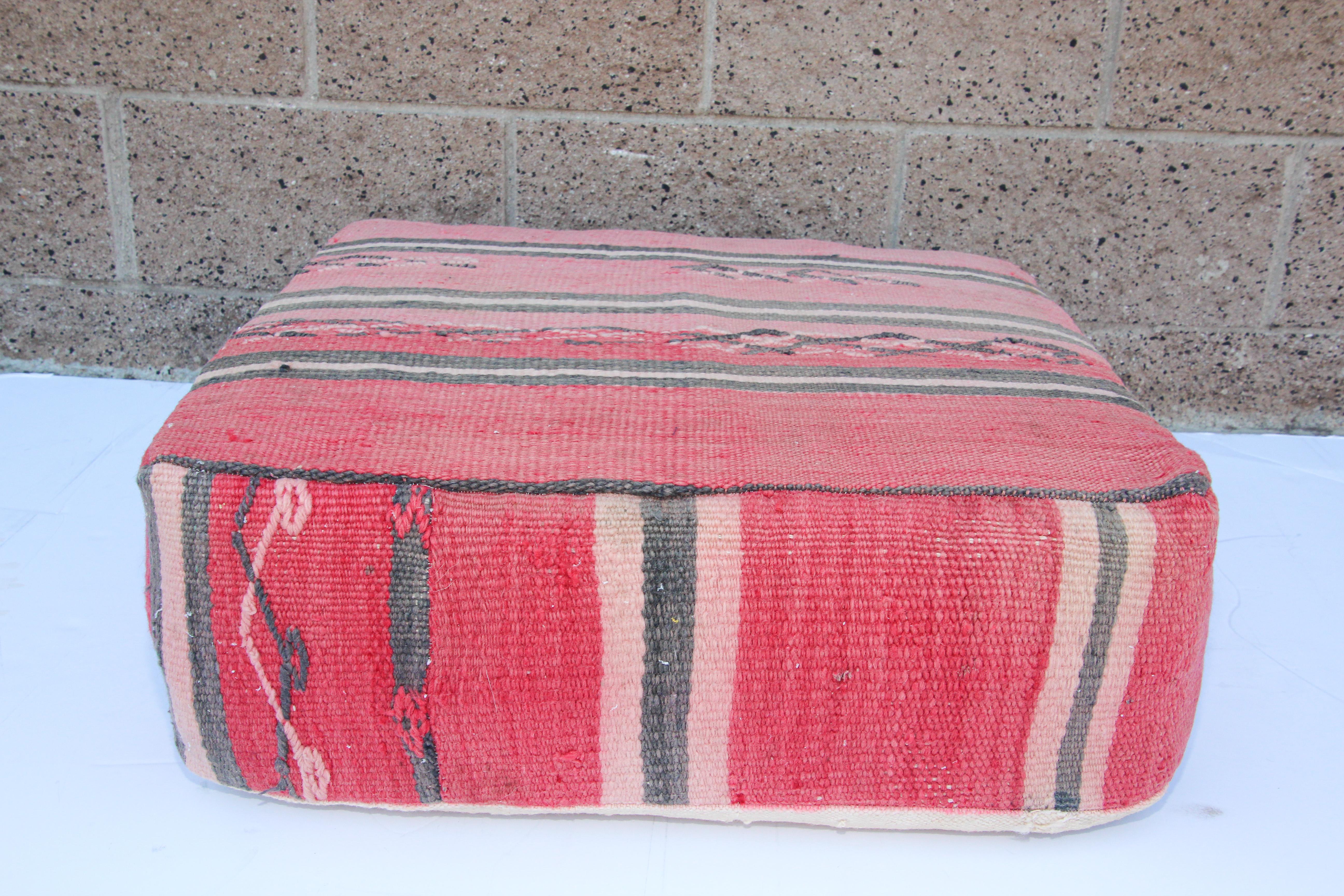 Vintage marokkanische Bodenkissen Sitzkissen aus einem alten Berberteppich gemacht (Volkskunst) im Angebot