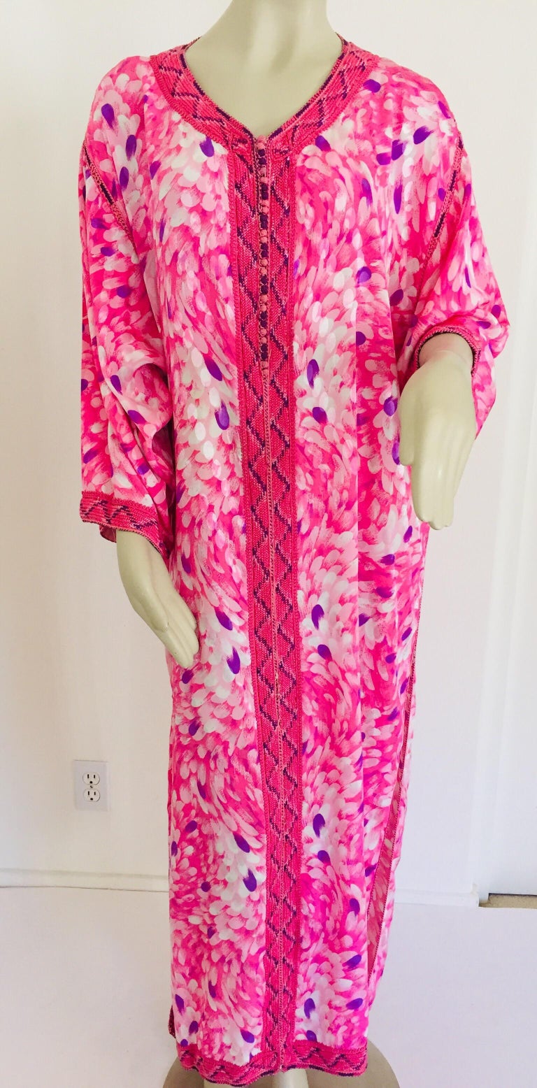 Elegant Moroccan caftan pink floral color embroidered with gold trim,
circa 1970s.
This long maxi dress kaftan trim is embroidered and embellished entirely by hand.
One of a kind evening Moroccan Middle Eastern gown.
The kaftan features a