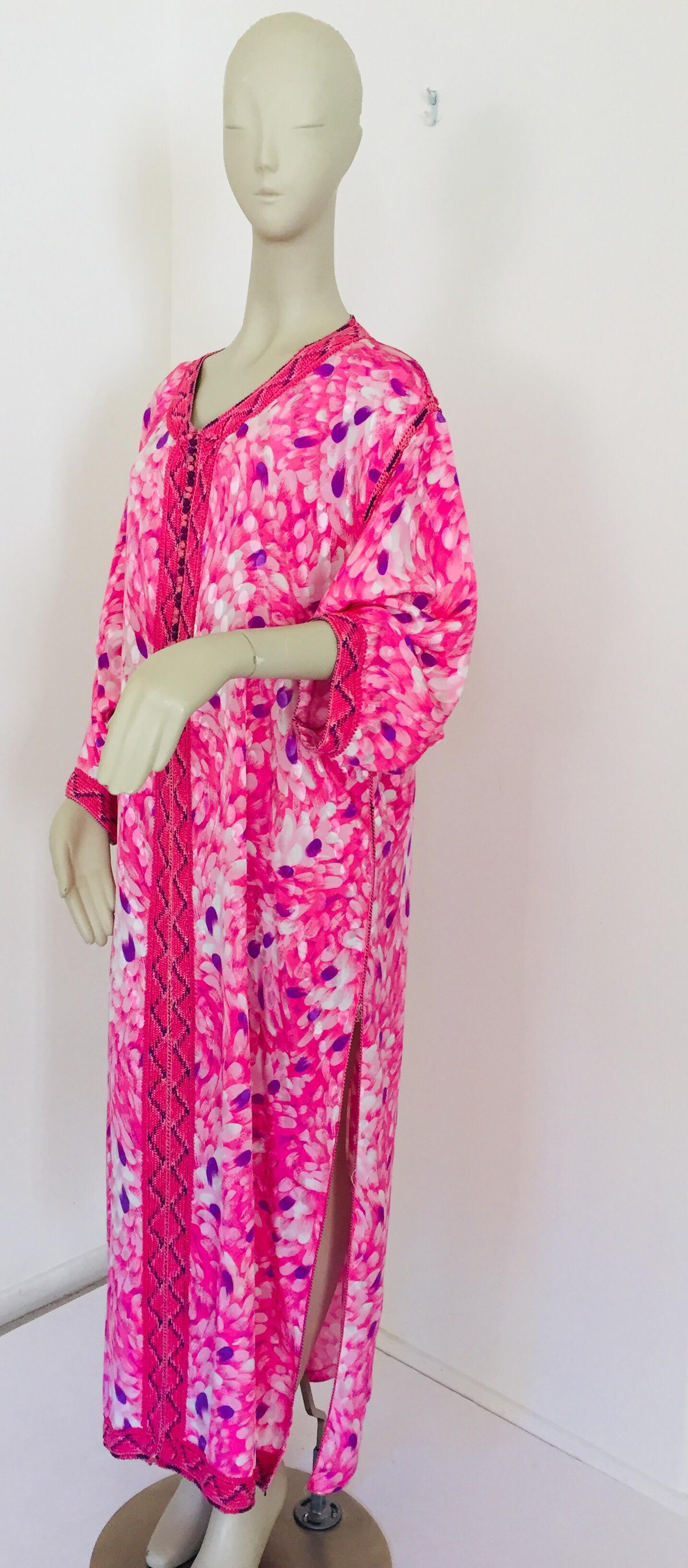 Moroccan Floral Pink Kaftan Maxi Dress Caftan Size Large In Good Condition In North Hollywood, CA