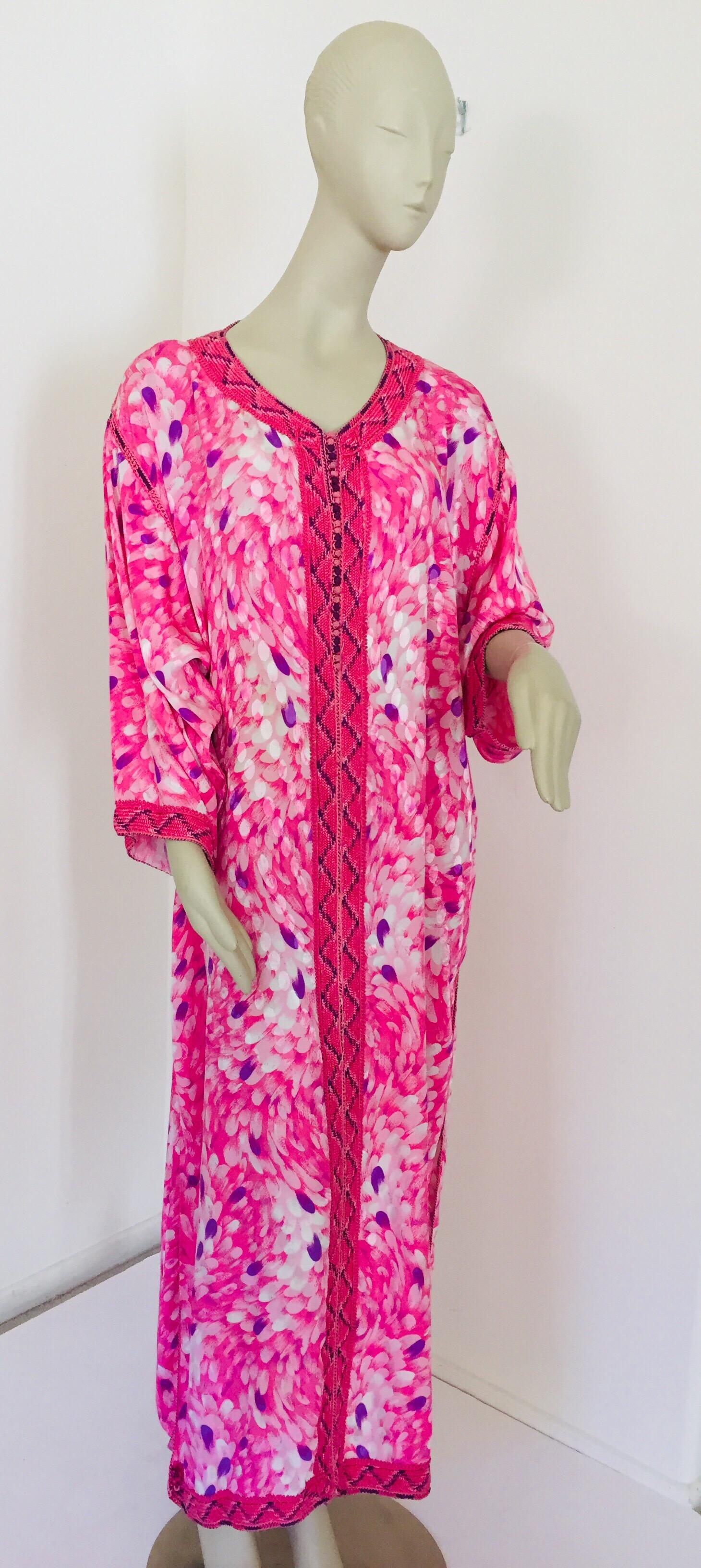 Moroccan Floral Pink Kaftan Maxi Dress Caftan Size Large In Good Condition For Sale In North Hollywood, CA