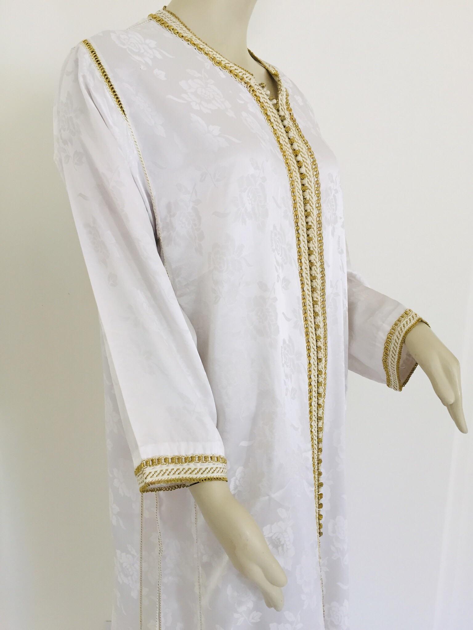 Élégant caftan marocain blanc brodé de fleurs avec bordure dorée,
vers les années 1970.
Cette longue robe longue à bordure caftan est brodée et agrémentée entièrement à la main.
Robe de soirée marocaine du Moyen-Orient, unique en son genre.
Le