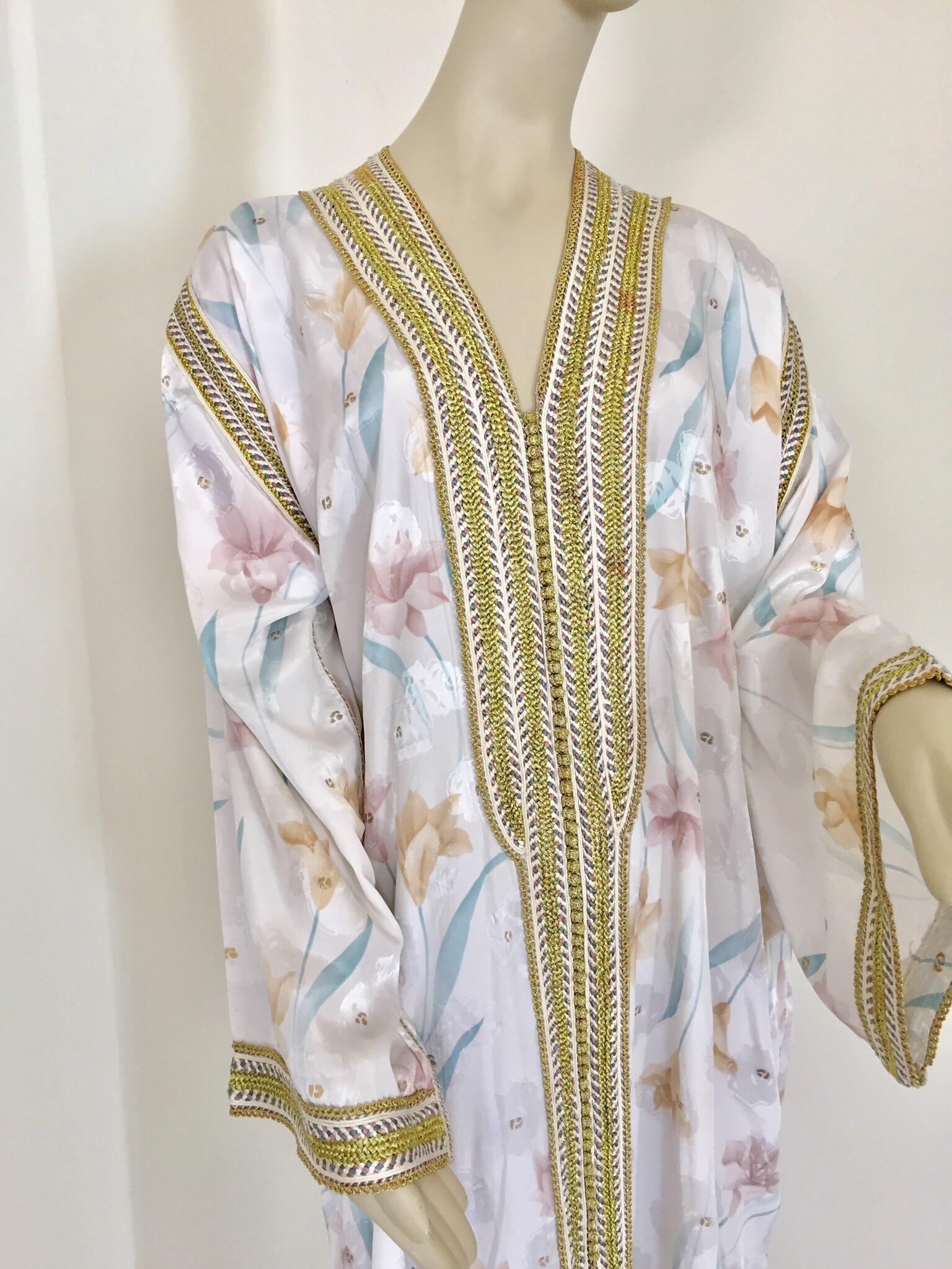 Embroidered Moroccan Floral White Kaftan Maxi Dress Caftan Size Large - 1 For Sale