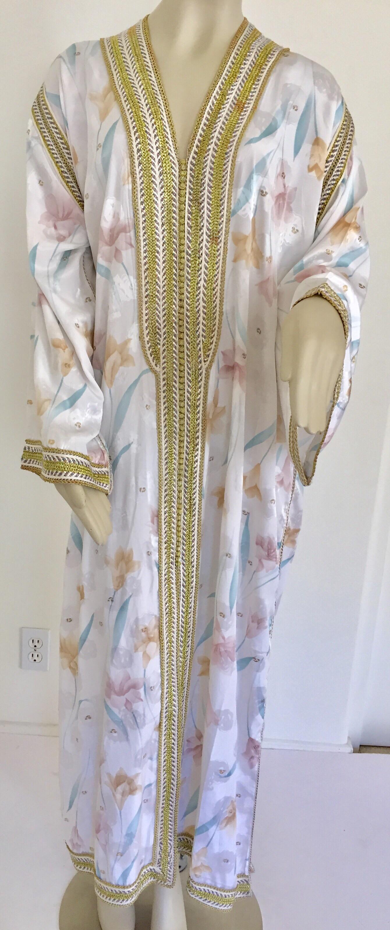 Moroccan Floral White Kaftan Maxi Dress Caftan Size Large - 1 In Good Condition For Sale In North Hollywood, CA