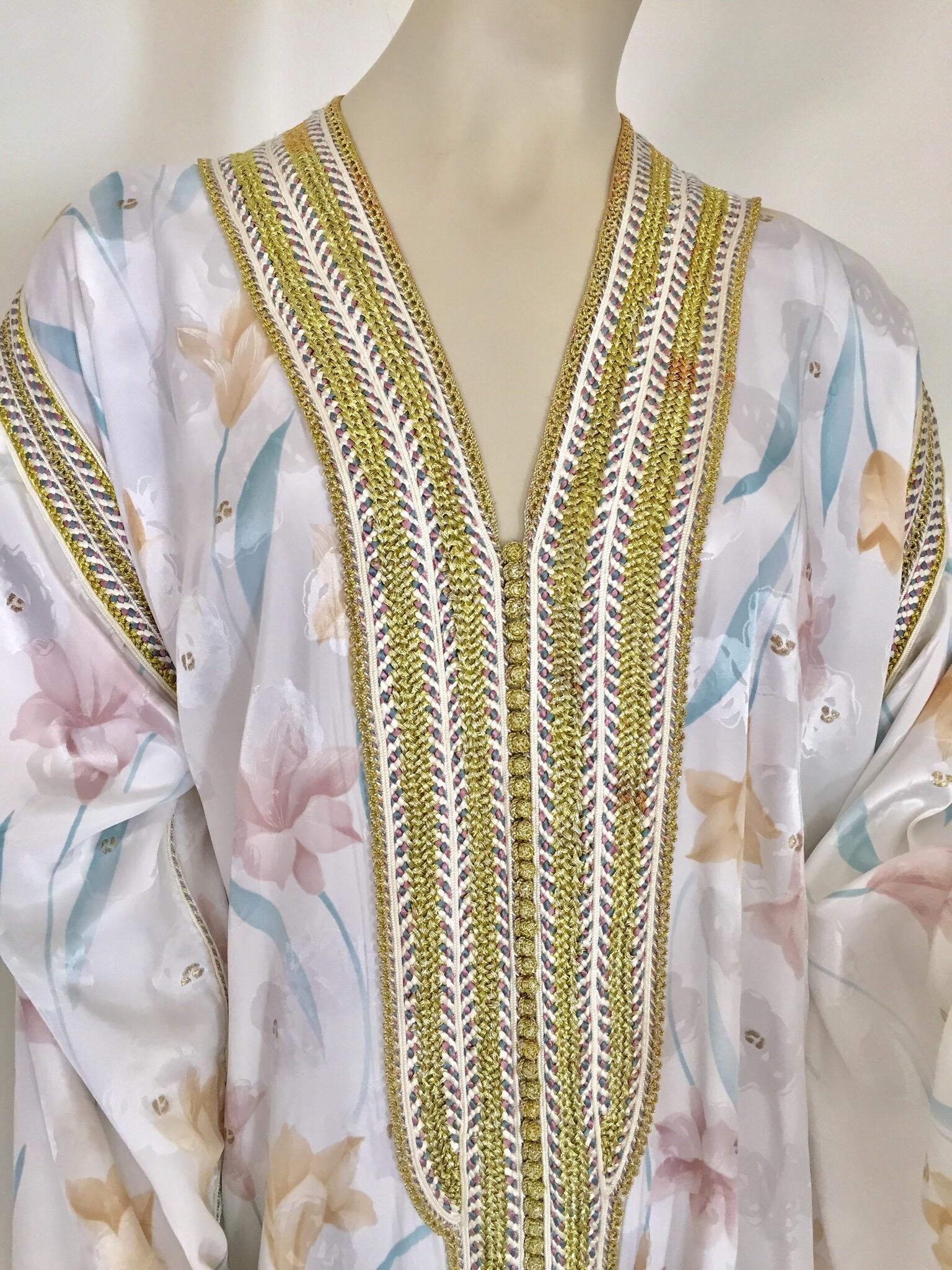 Moroccan Floral White Kaftan Maxi Dress Caftan Size Large In Good Condition For Sale In North Hollywood, CA