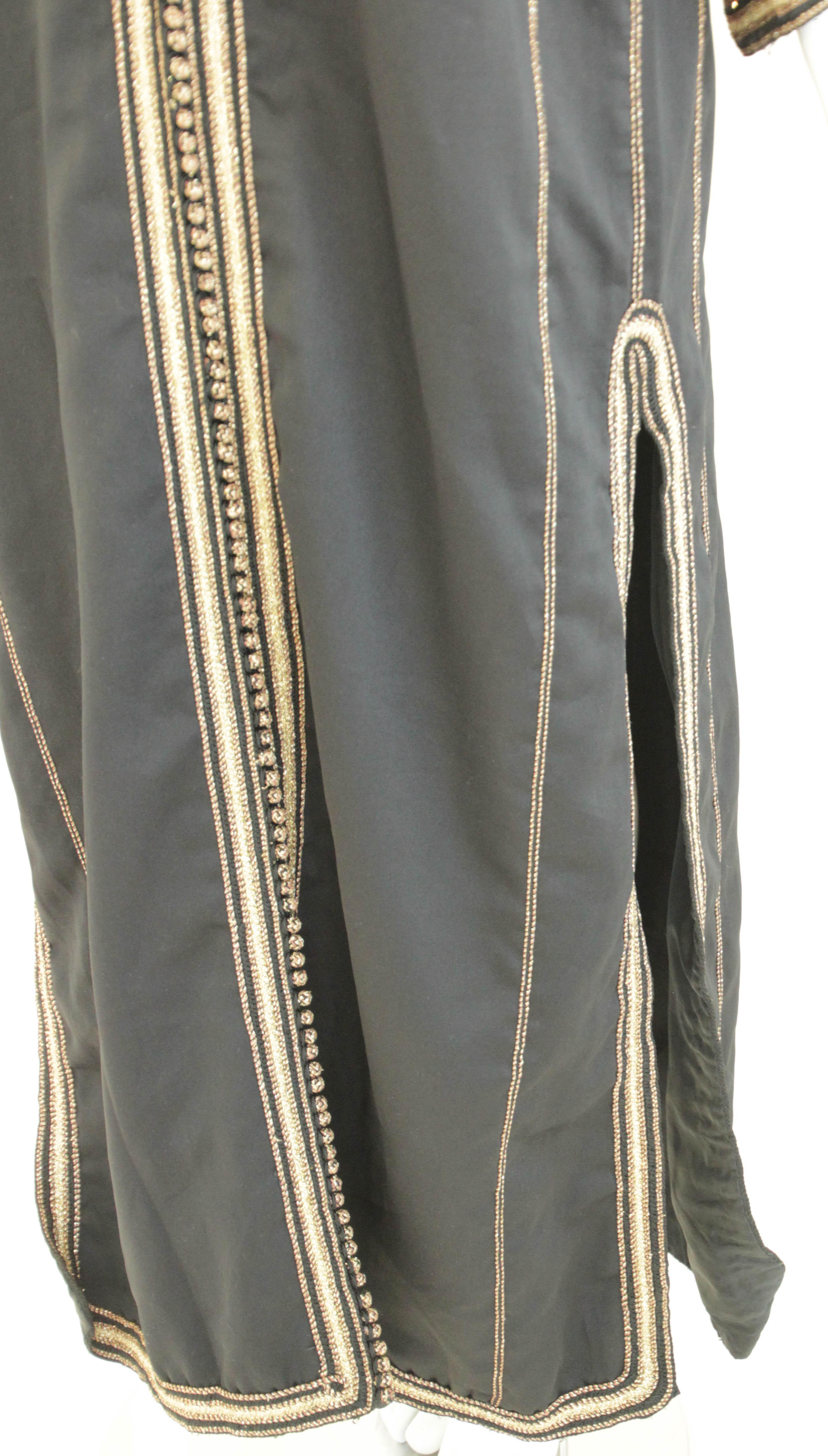 Caftán Negro Caballero Marroquí, 1970 Maxi Vestido Kaftán Vintage en venta 11