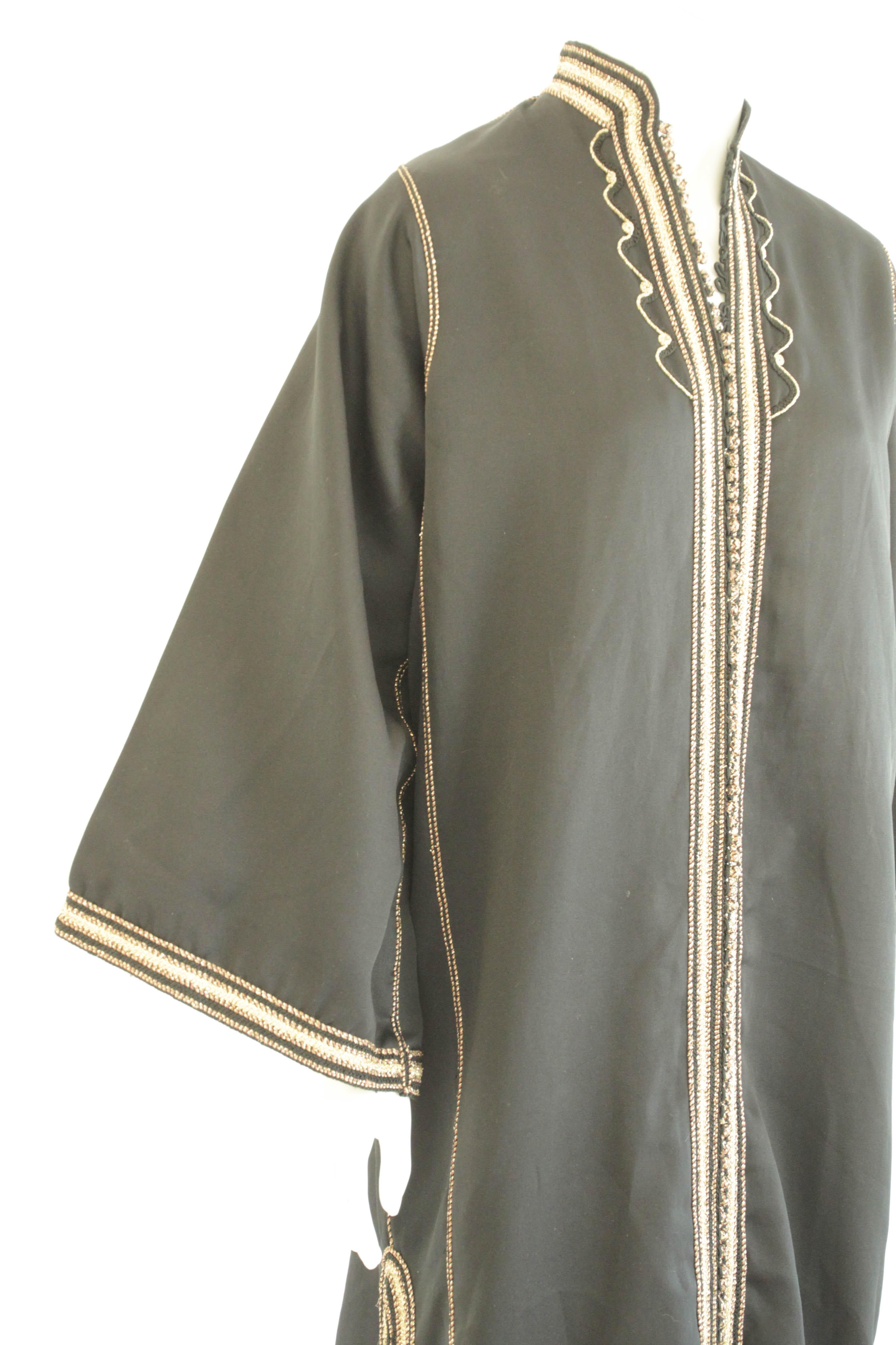 Caftán negro marroquí Vintage Moorish Gentleman, hacia la década de 1970.
Maxi Vestido kaftan estilo bohemio vintage 
Caftán negro vintage de caballero marroquí adornado con ribetes dorados. 
Túnica étnica tradicional larga norteafricana, Oriente