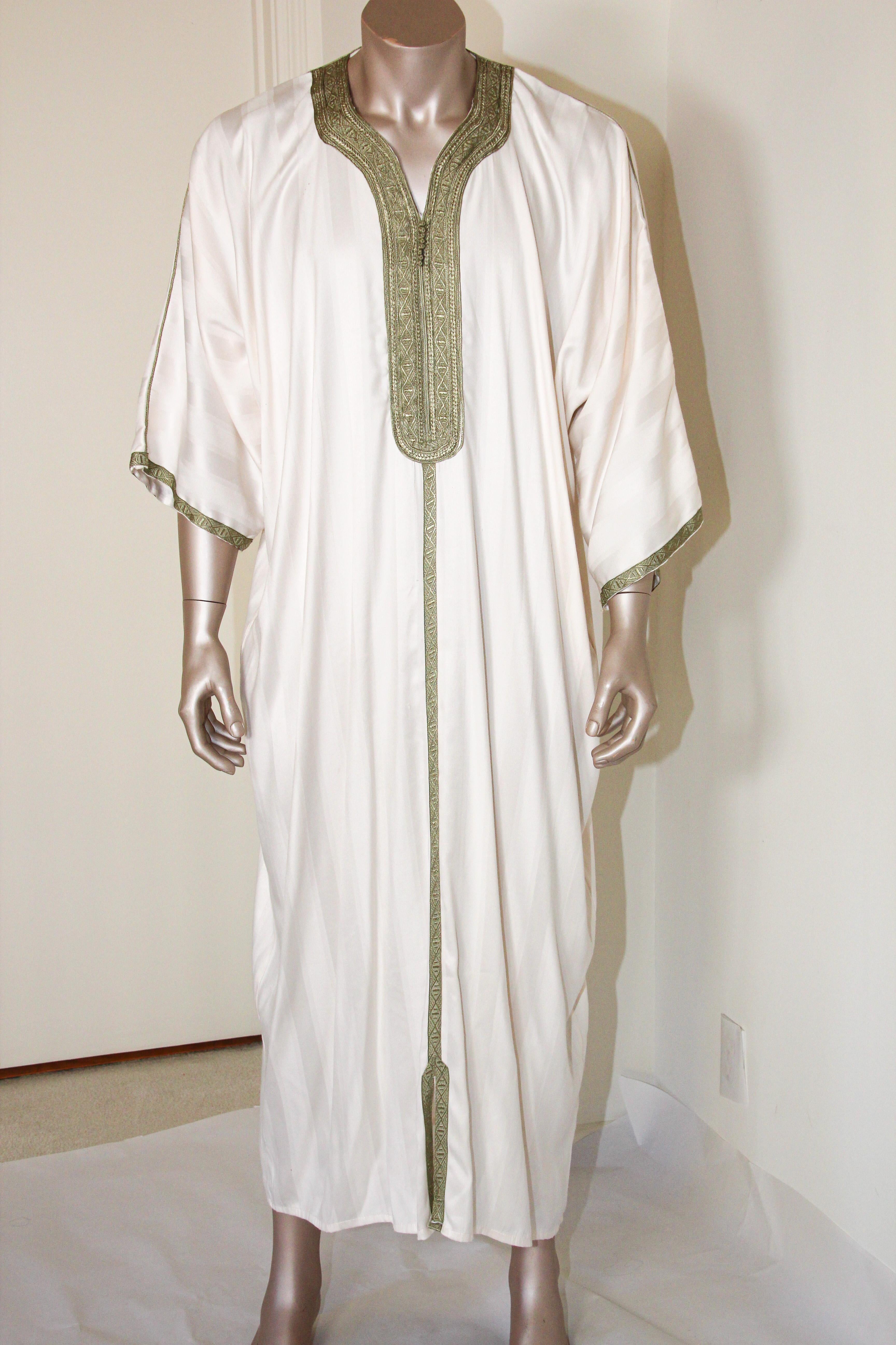 Moroccan gentleman vintage caftan embellished with green trim.
In Morocco, fashion preserves its traditional style inherited from great civilizations that found their way to Northwest Africa, such as the Ottomans and the Moors.
Moroccan fashion