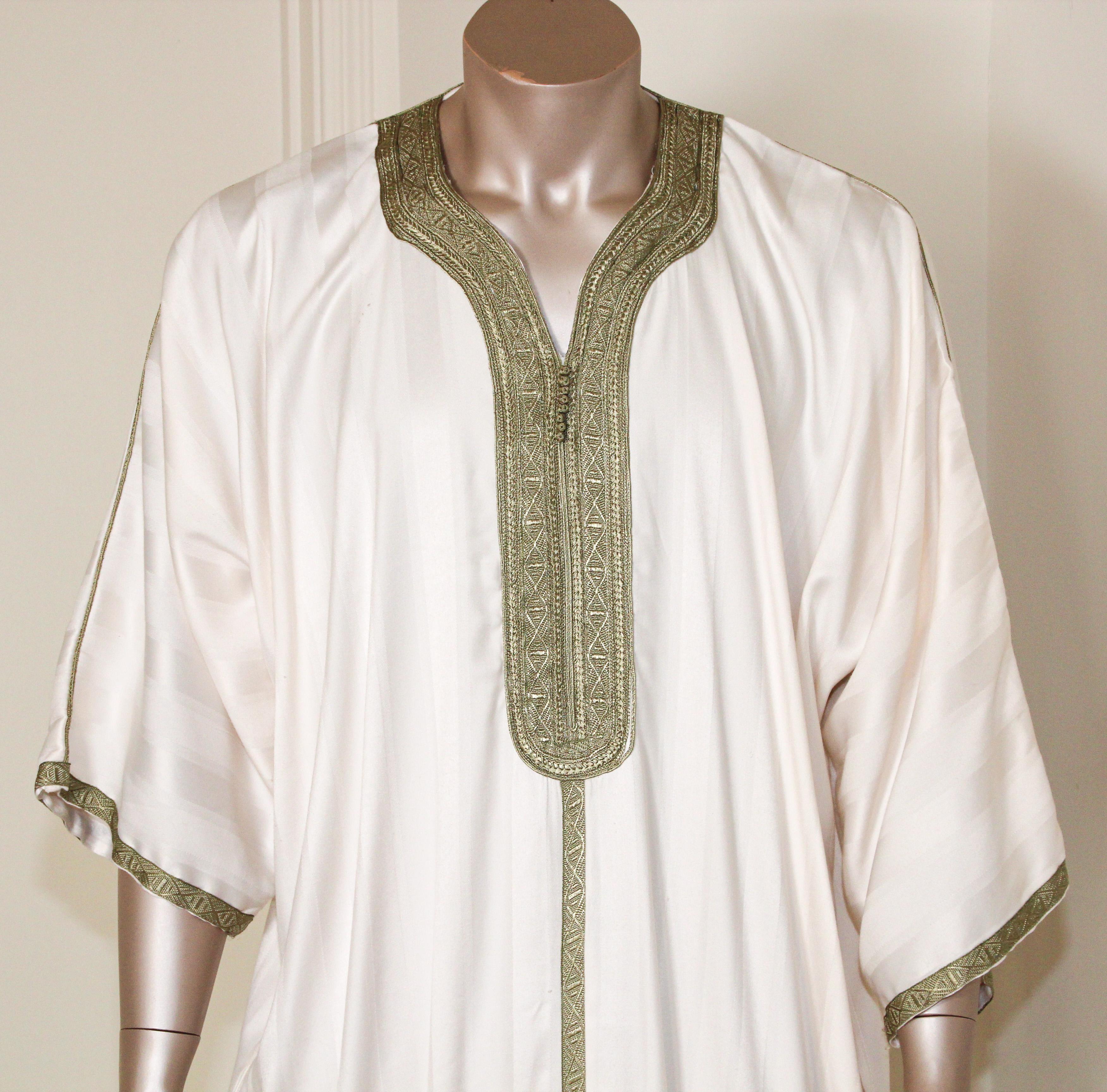Hand-Crafted Moroccan Vintage Gentleman Caftan White with Green Trim For Sale