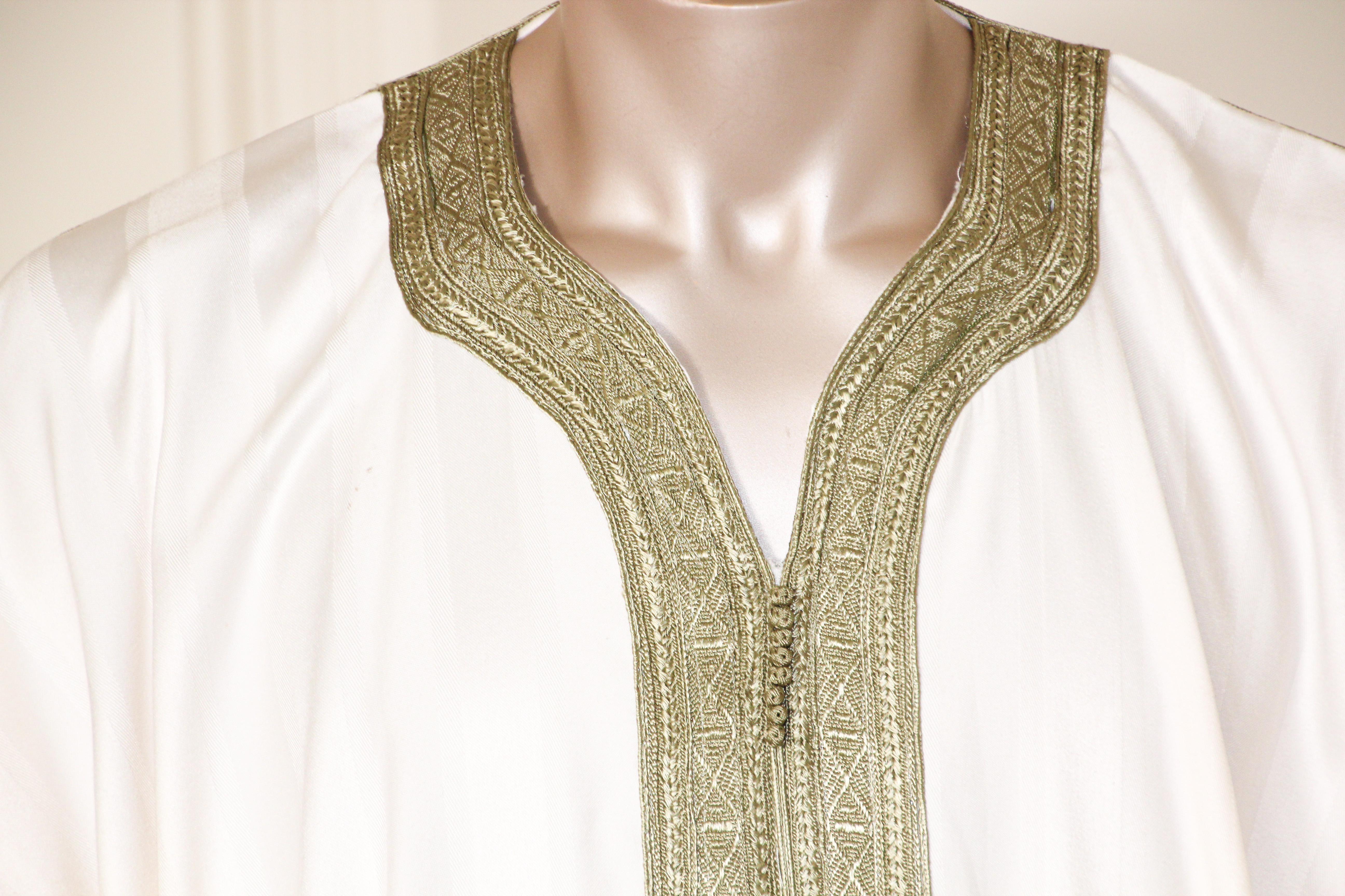 Moroccan Vintage Gentleman Caftan White with Green Trim In Good Condition For Sale In North Hollywood, CA