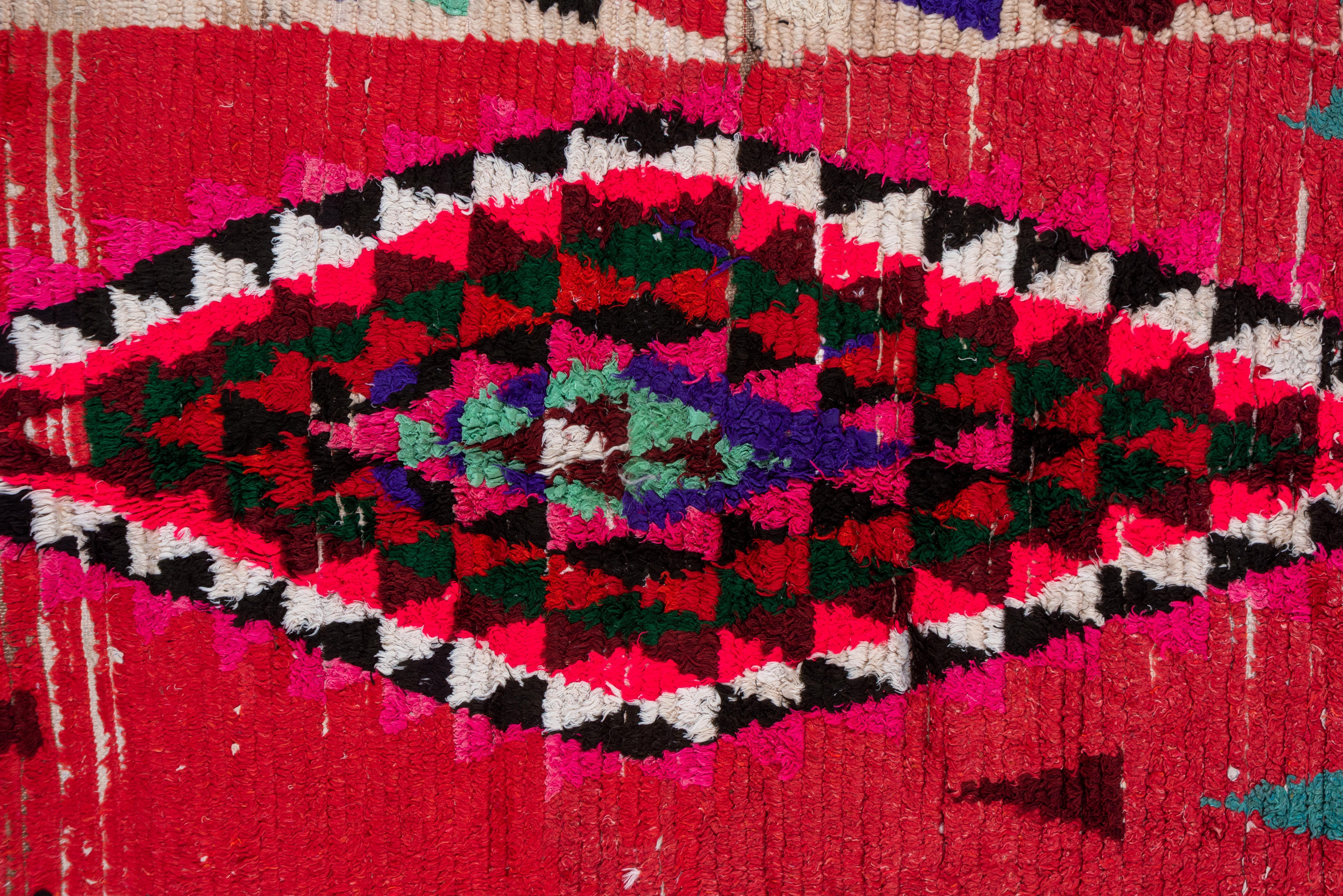 Marokkanische geometrische Muster in Rot mit Akzenten in Blau, Grün und Lila (Wolle) im Angebot